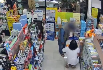 張嫌是店裡常客，店員看見他來光顧，連忙上前熱情招呼。（翻攝畫面）