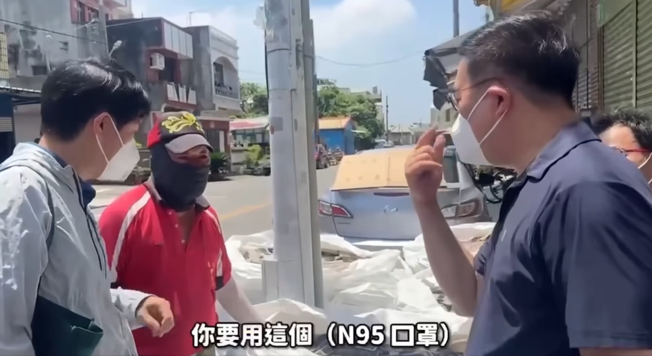 環境部提醒，石綿屋瓦粉塵吸入對身體有害，處理時務必保持完整，並配戴口罩、手套。（翻攝自環境部臉書）