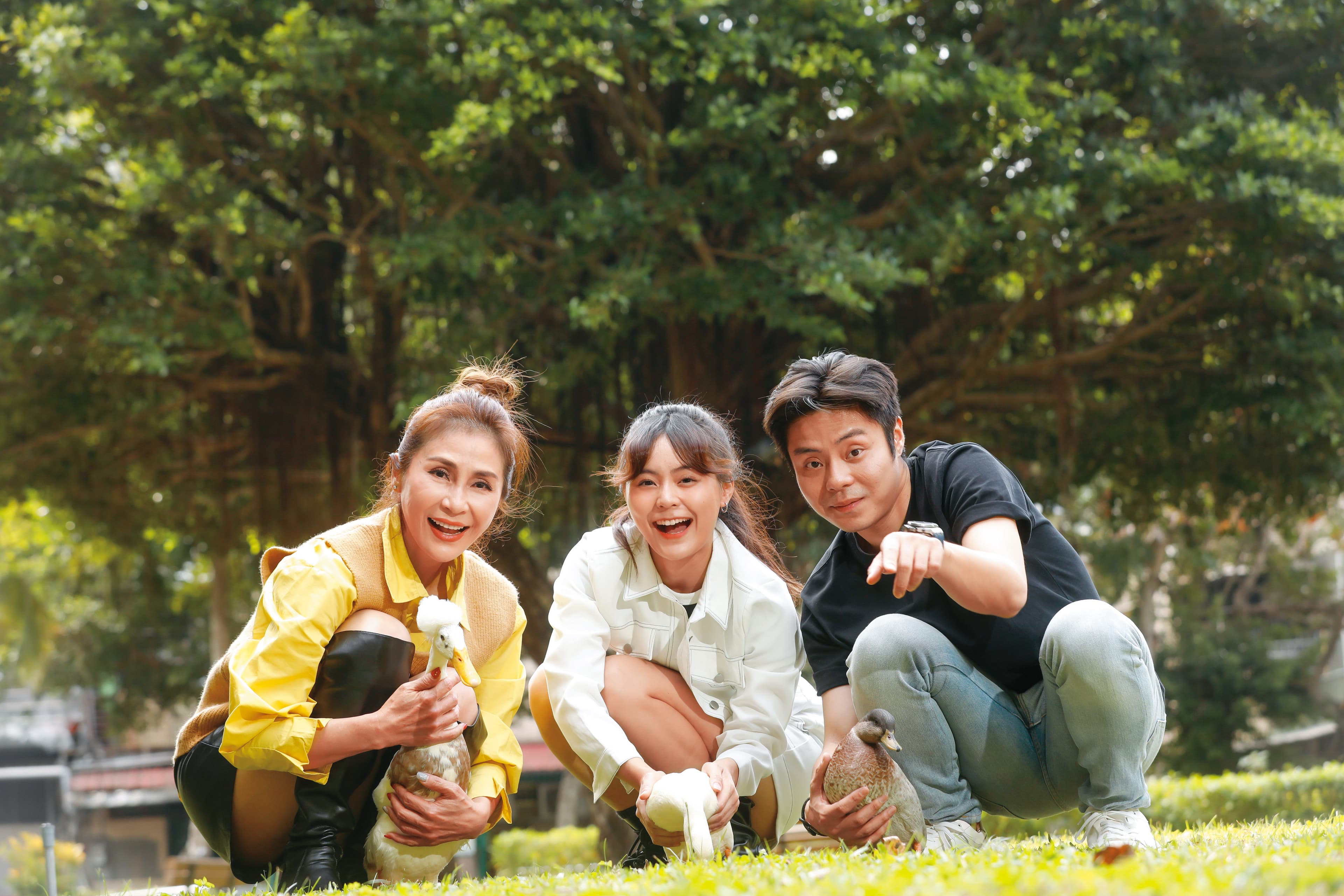 梁佑南（左）笑言是3隻鴨子的奶奶，兒子（右）和女兒（中）是鴨爸爸、鴨姑姑。
