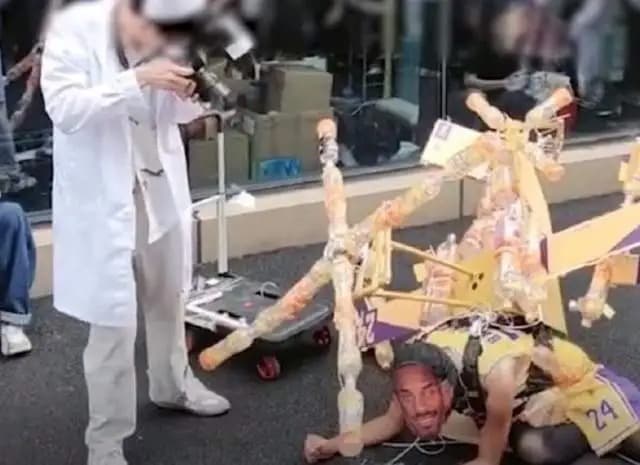 該Coser的夥伴打扮成醫護人員模樣，在一旁大拍特拍，完全不尊重死者、家屬以及球迷。（翻攝自微博）