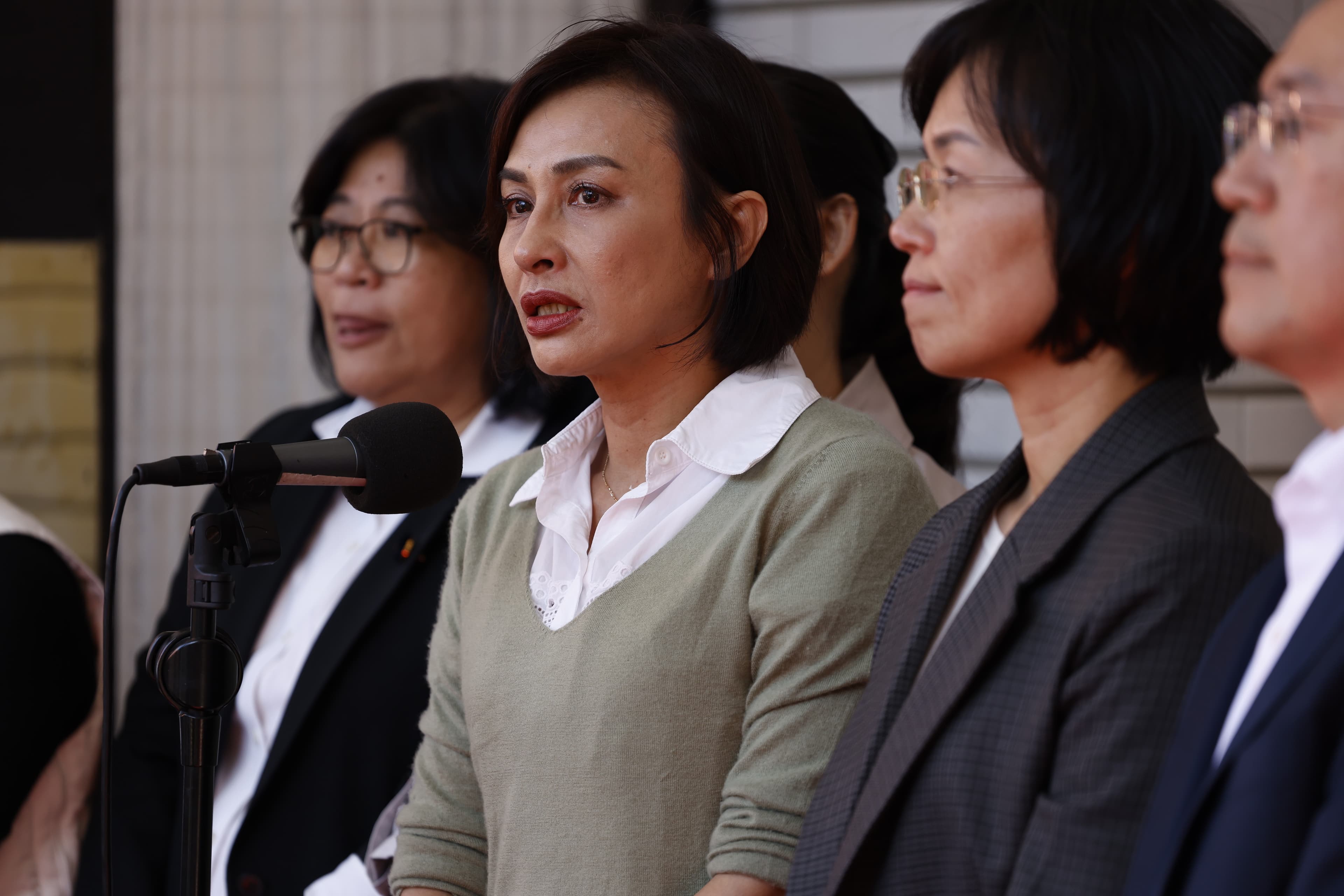 邱議瑩的父親在戒嚴時期，被國民黨以政治犯關押6年。她今日淚談此事。