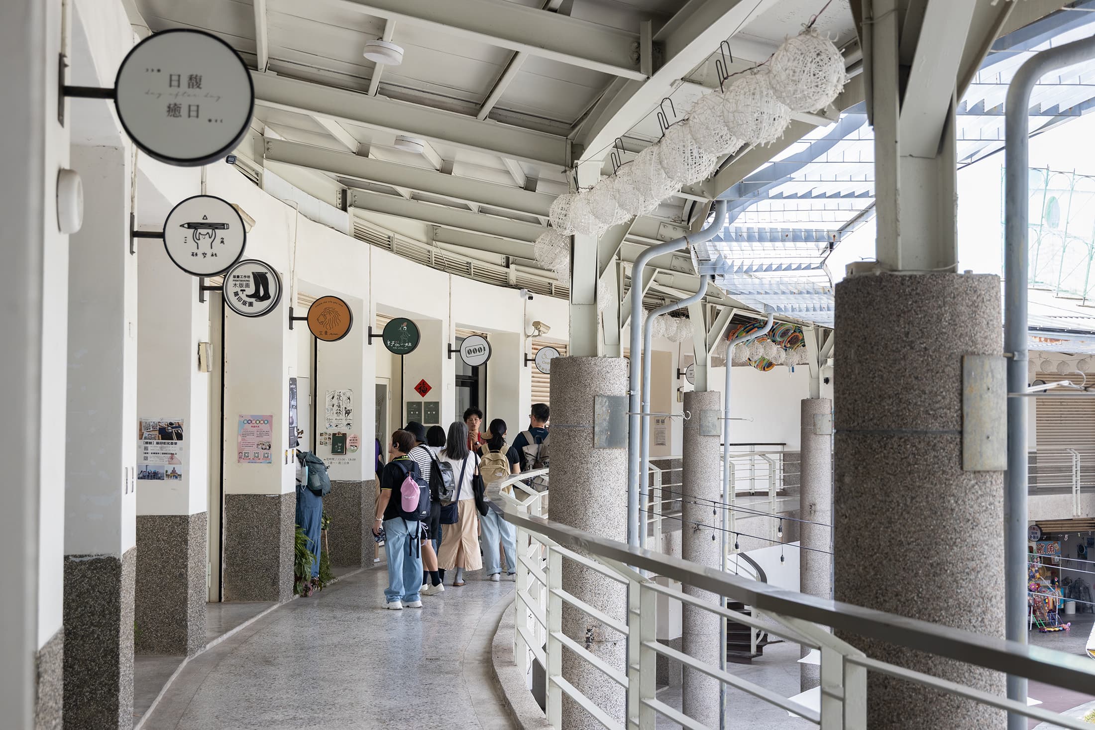 卦山村的1樓區域以餐館為主，2樓則有橡皮圖章、雕刻工藝、拓印、花藝等各種職人進駐。