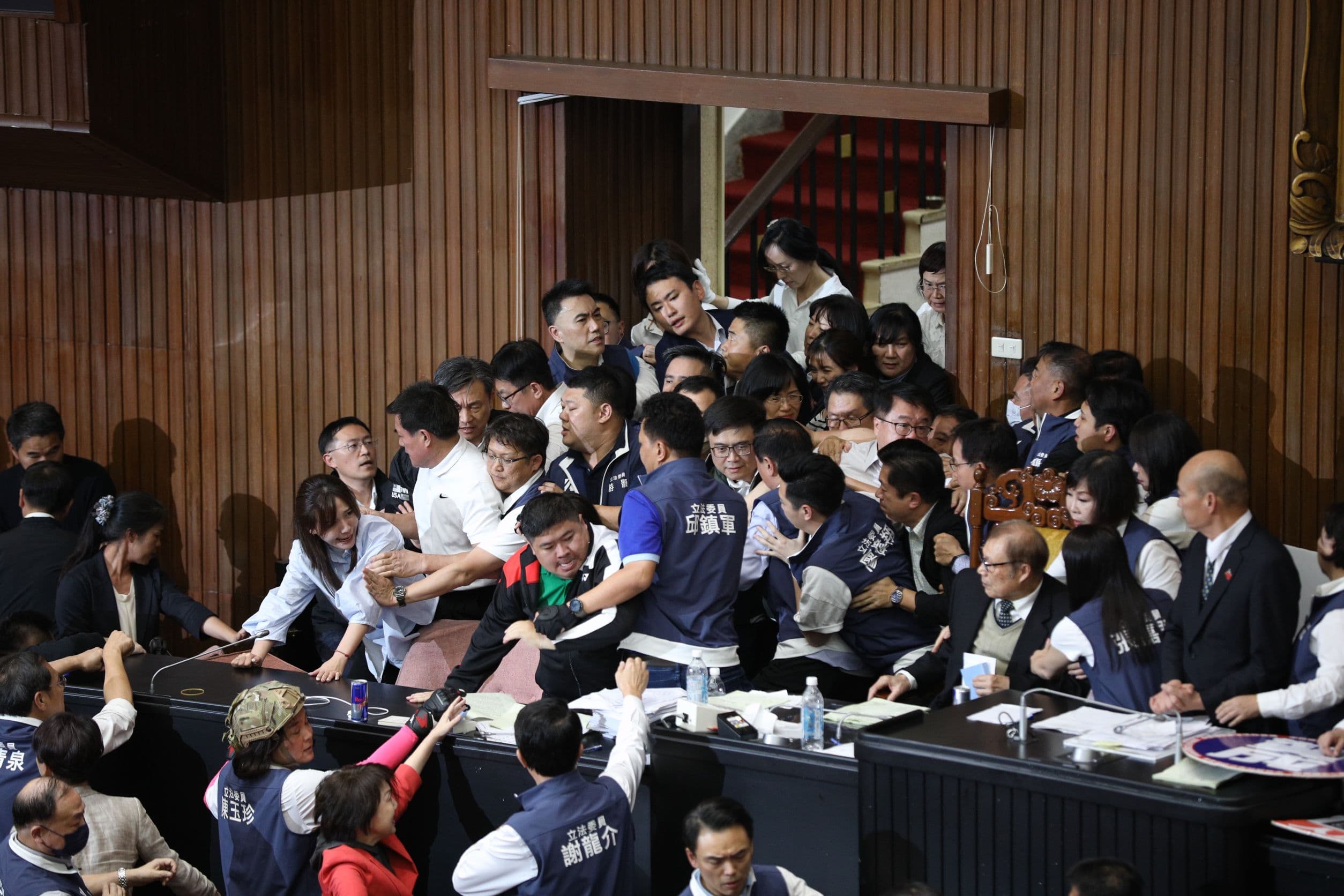 藍綠爭搶主席台過程中爆發激烈推擠拉扯，波及議事人員。