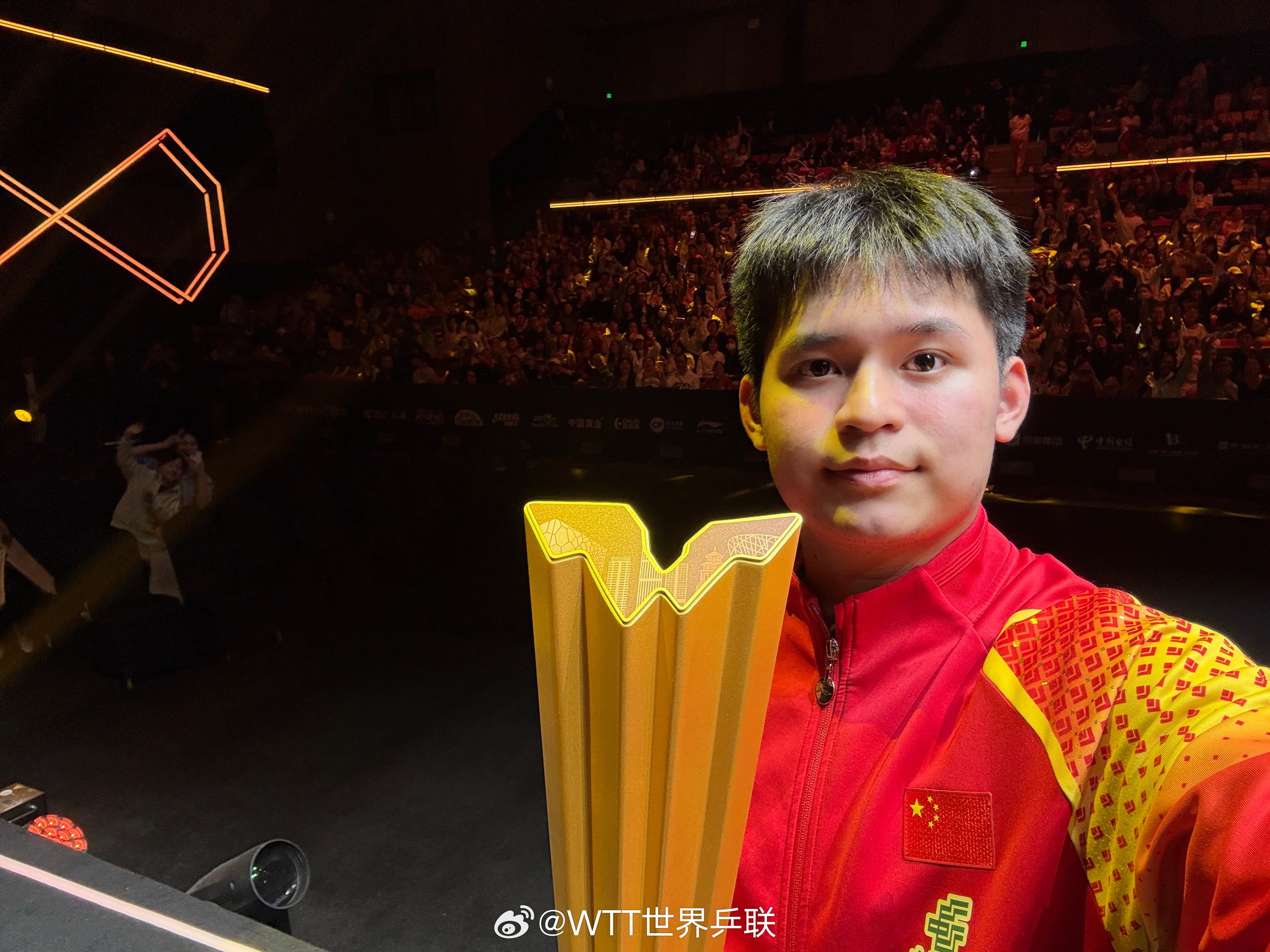 年僅19歲的林詩棟今在WTT中國大滿貫決賽上打敗大前輩馬龍奪冠。（翻攝自WTT世界乒聯微博）