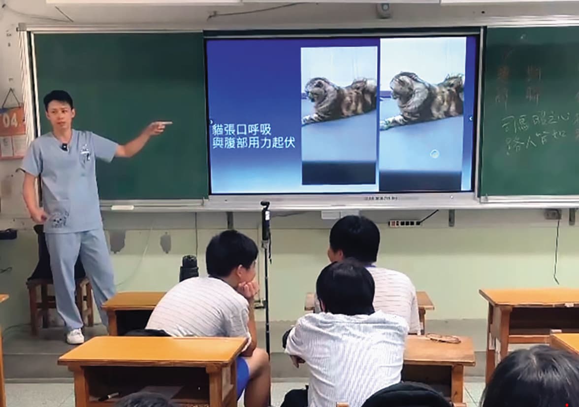 殷碩韓目前在台北市多家動物醫院執業，也在公會及學校擔任講師。（翻攝殷碩韓獸醫師臉書）