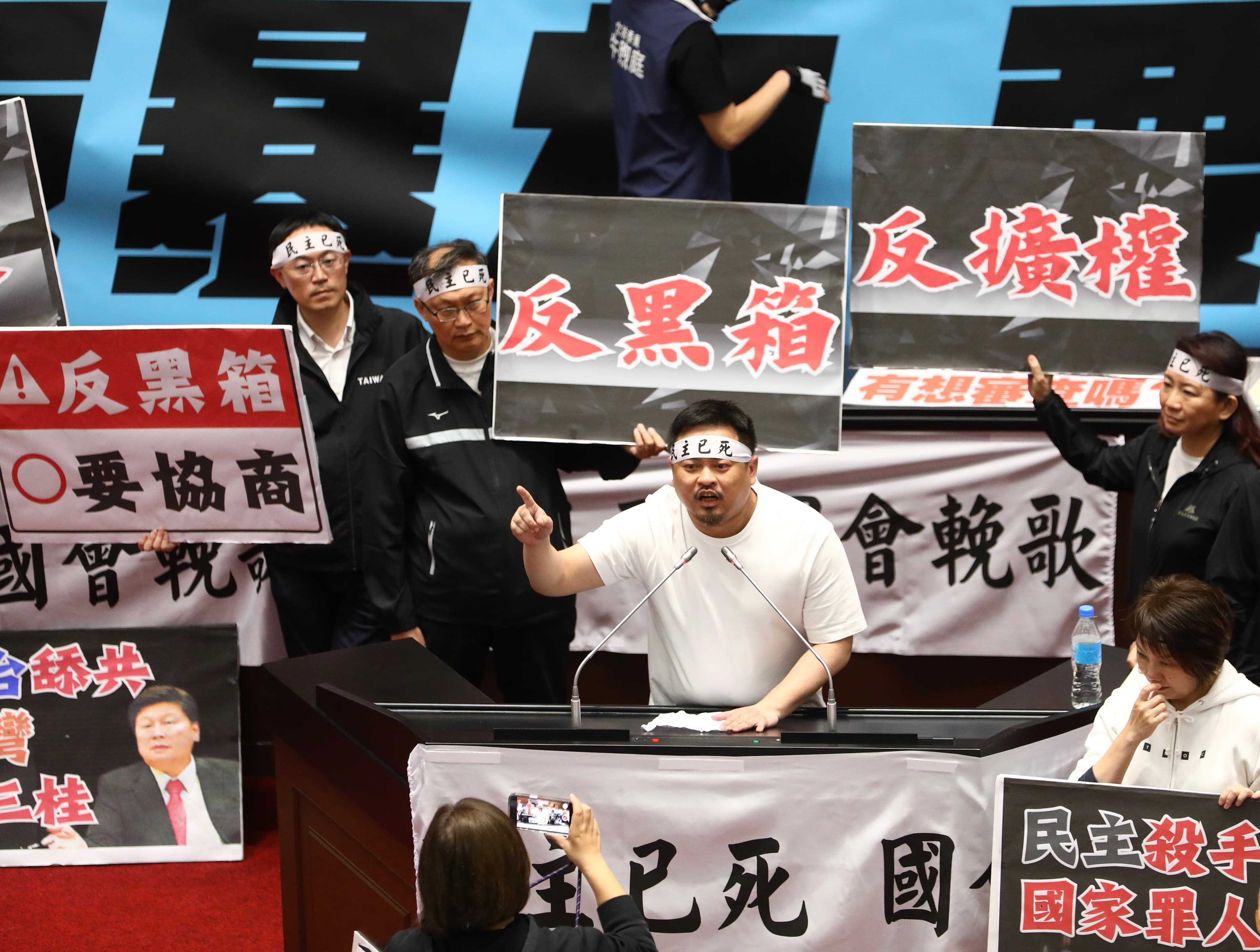 洪申翰痛斥，議會進行中不同黨派委員進進出出，議場內的人數兜不攏。