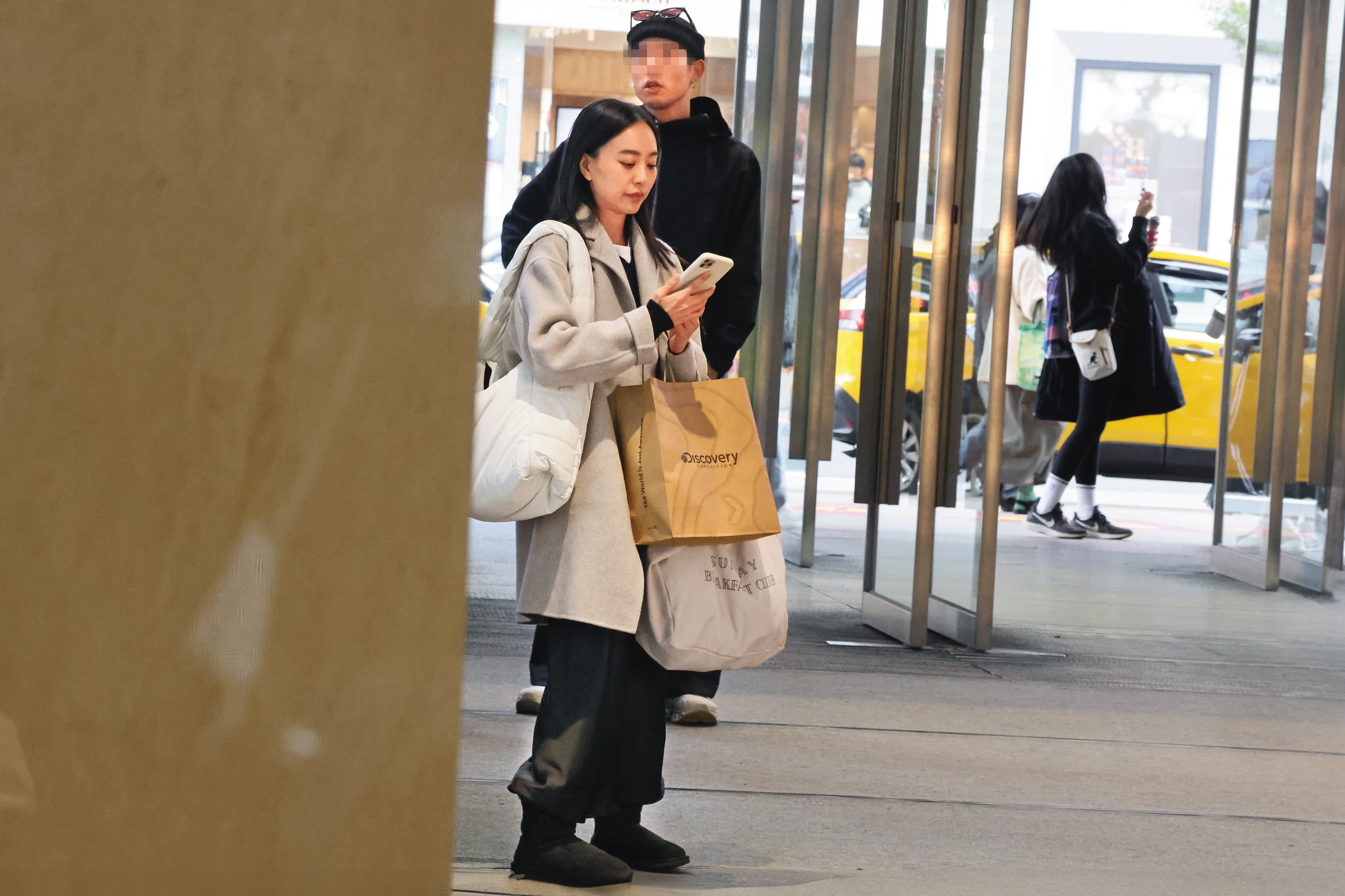  1／16，14：48，劉容嘉主持完時尚活動後，在百貨公司門口等車接送。