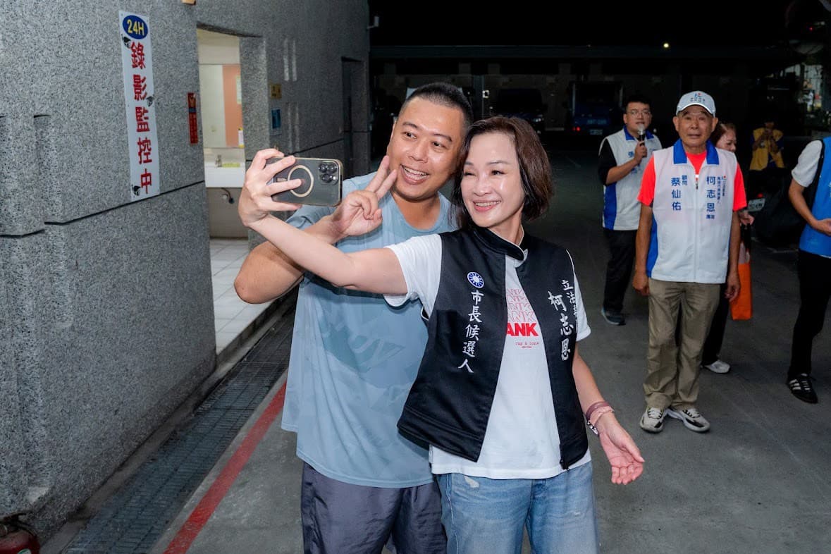 相較大型造勢，柯志恩選擇以市場掃街深入基層，透過面對面互動直接接觸攤商與市民，了解地方需求。