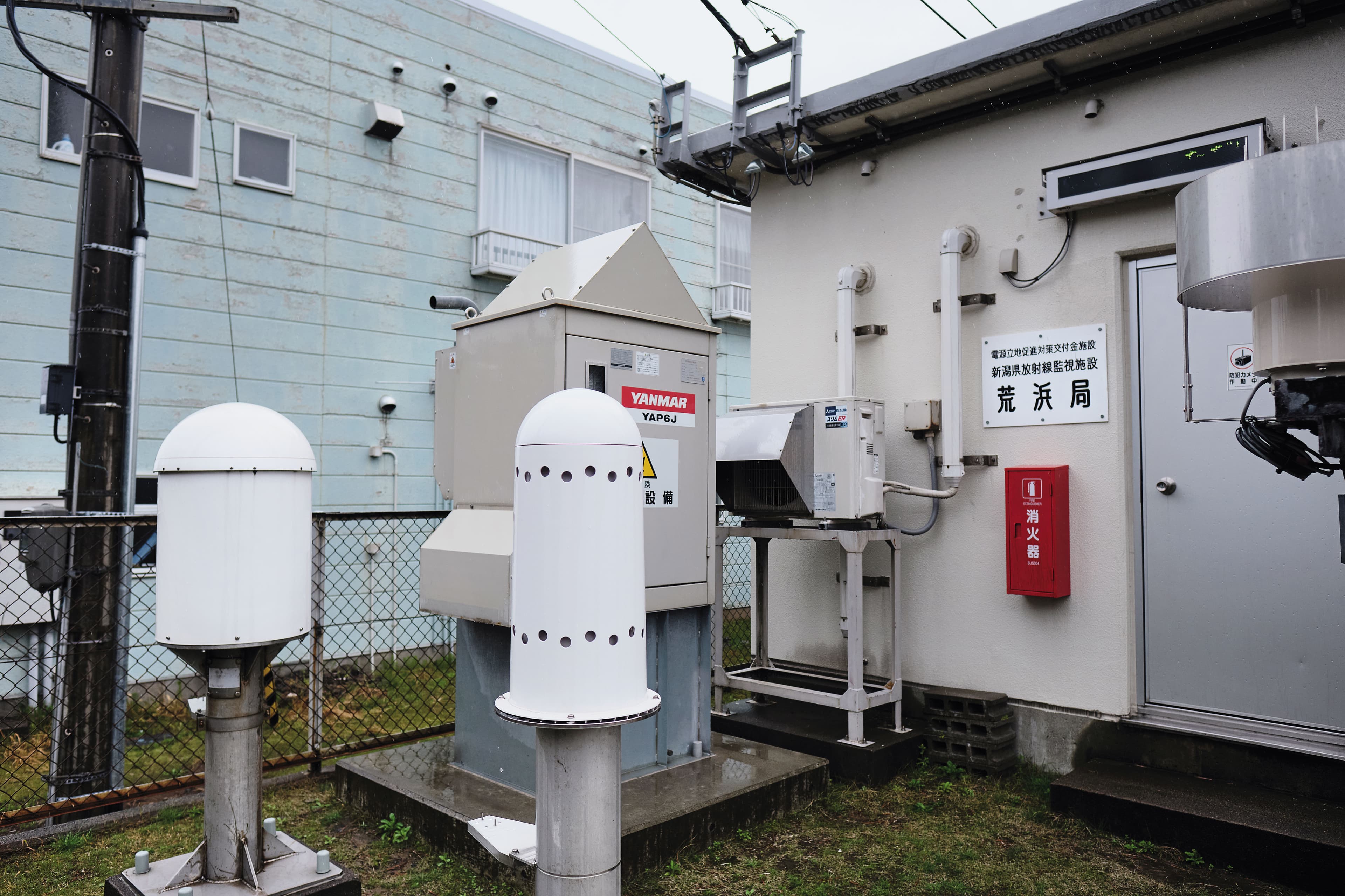 東電及地方政府為讓居民安心，在柏崎刈羽電廠旁設有大量輻射偵測點，並每月公布偵測數值。