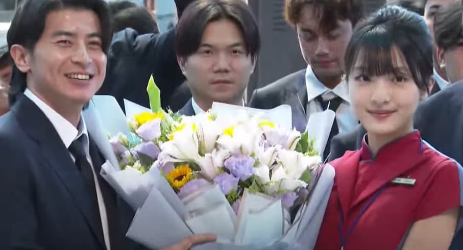 華航正妹地勤記者會上獻花給台灣隊長陳傑憲，合照時陳傑憲笑得十分開心，中間的江坤宇則很有危機意識。（翻攝自臉書）