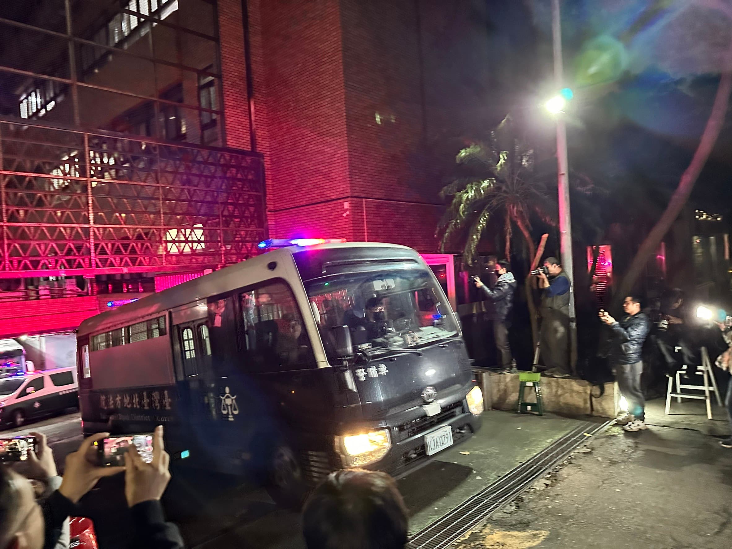 台北地院合議庭2日晚間裁定柯文哲羈押禁見，出動一輛中型警備車（圖）搭載柯文哲等3名男被告，一台小車搭載應曉薇，前往台北看守所。