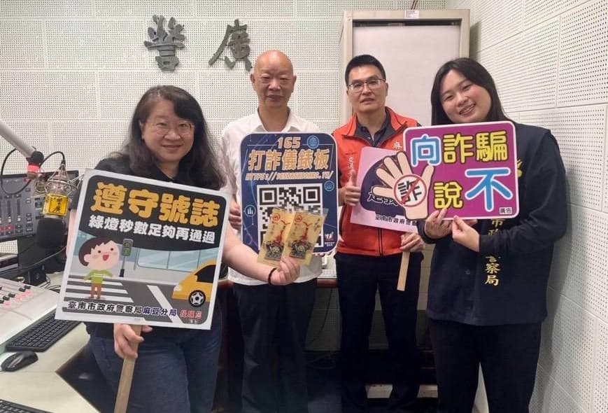 前麻豆分局陳添新（左2）因生涯規劃申請提早退休。（翻攝麻豆分局臉書）