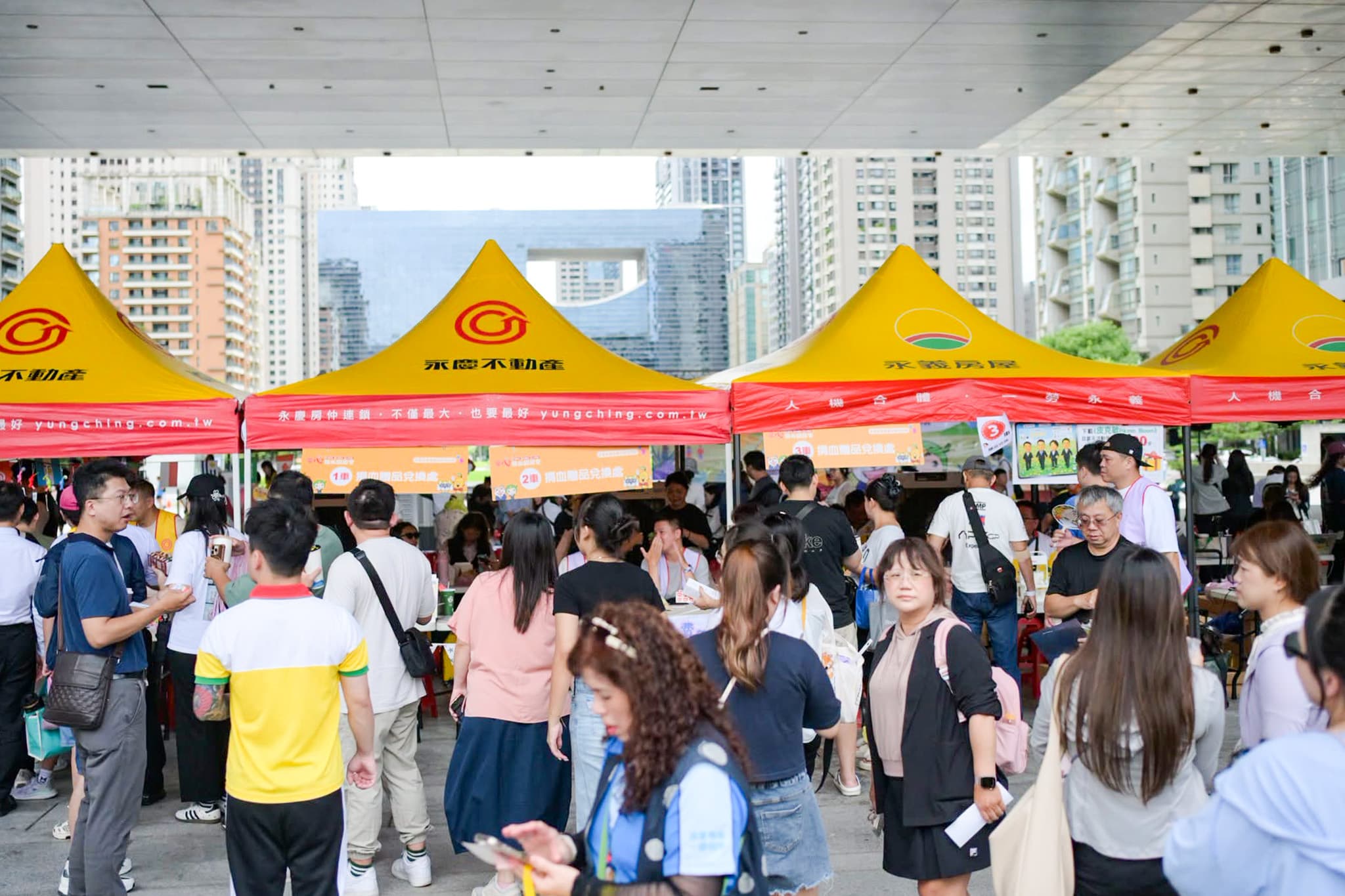 逾6千位民眾踴躍參與「愛心捐血園遊會」，當日成功募集到998袋熱血，贈品兌換攤位人潮滿滿。（永慶房產集團提供）