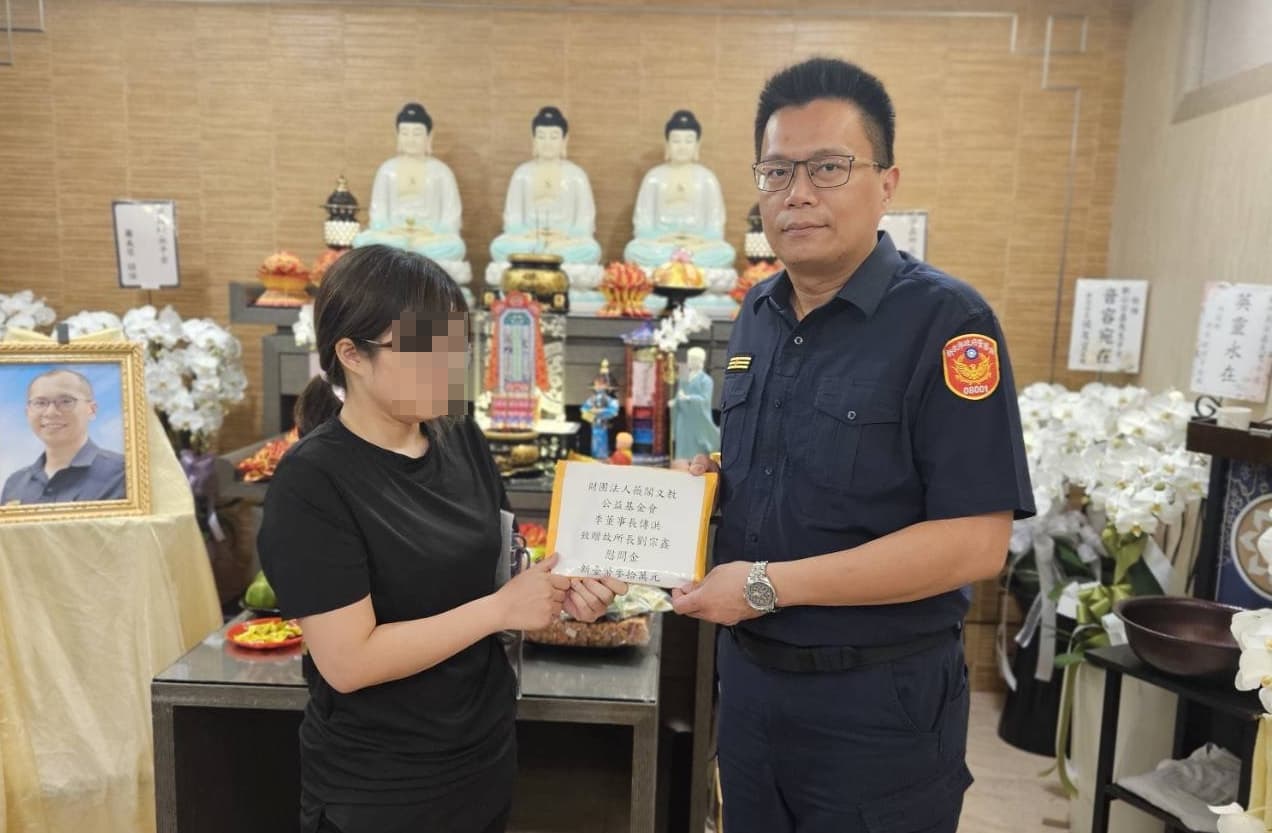 薇閣基金會李傳洪董事長捐30萬元慰問金給劉所長遺孀（左），由土城分局長陳建龍代為轉交。