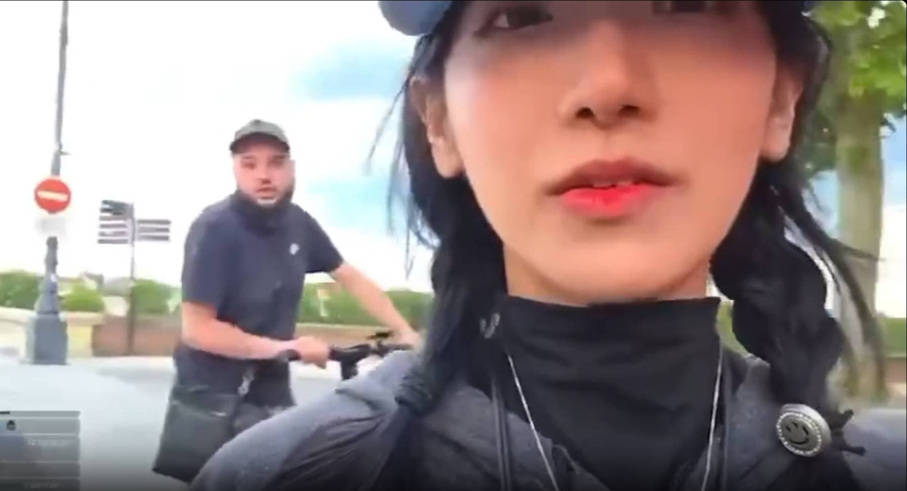 企鵝妹遭到攻擊後受到驚嚇，趕緊搭車離開。（翻攝Twitch／Jinnytty）