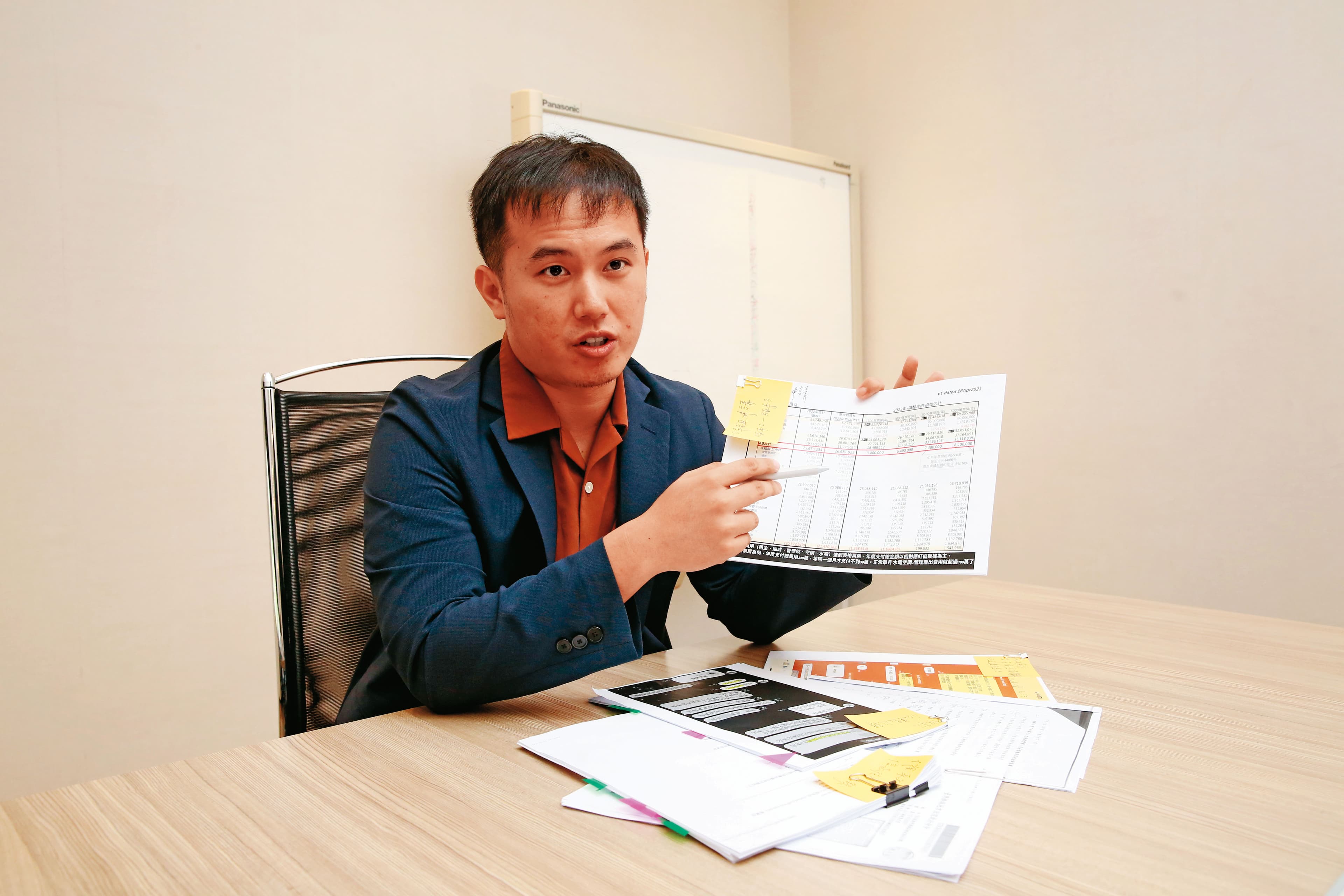 台鋁商場經理（圖）秀出對話紀錄與存證信函等資料，控訴秀泰無誠意還款。
