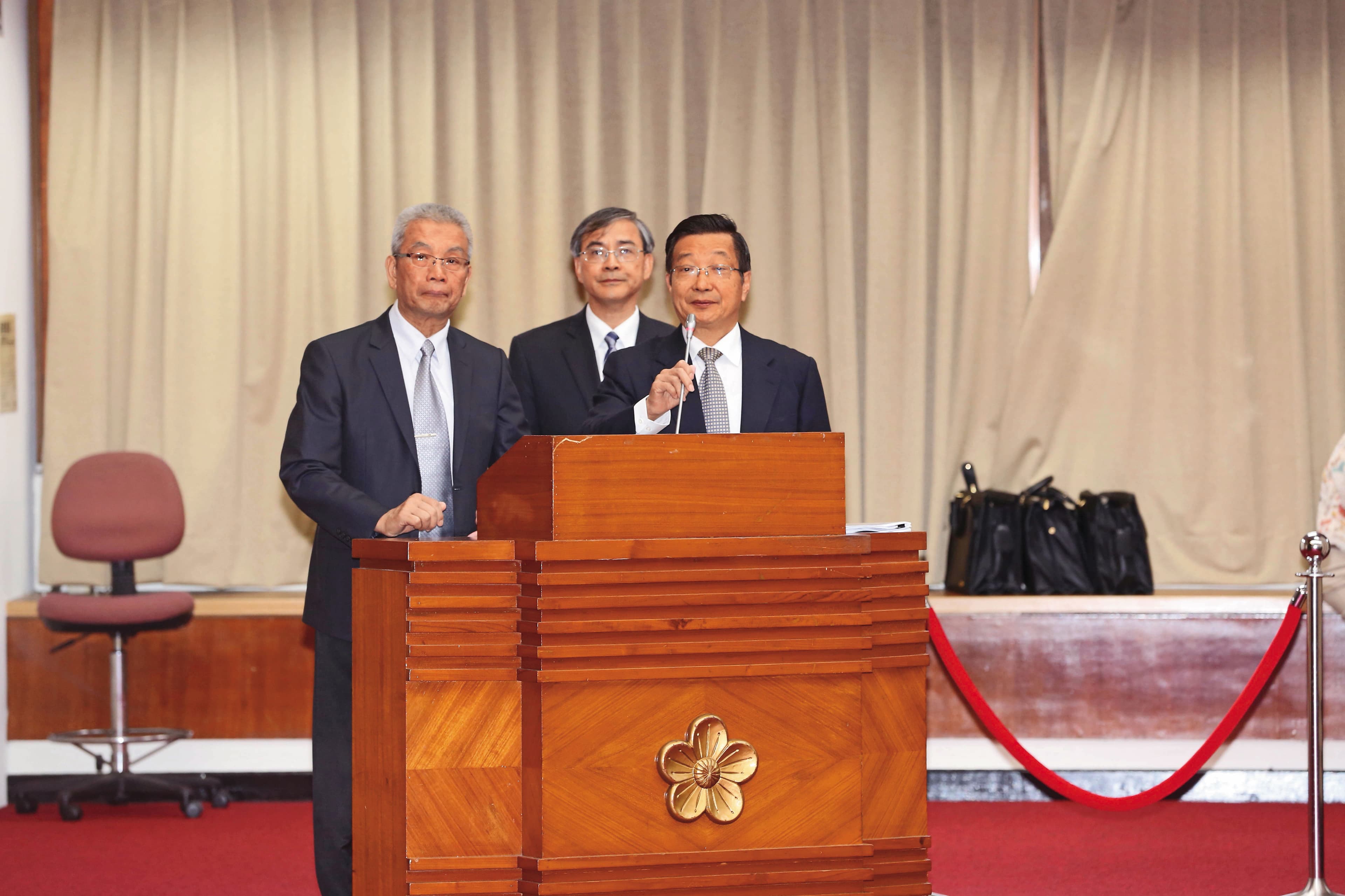 因「副董年薪2千萬元」事件，現任國票金董事長張兆順（右）前往立法院備詢。