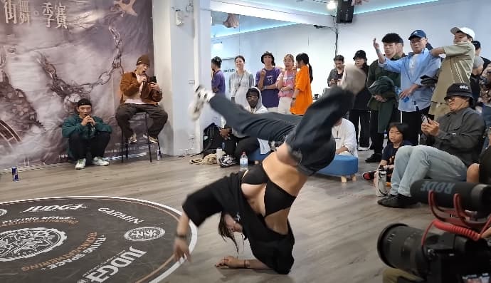 舞者Nini與另一名女舞者進行對決，21秒的舞蹈意外在日本爆紅。（翻攝自YouTube）