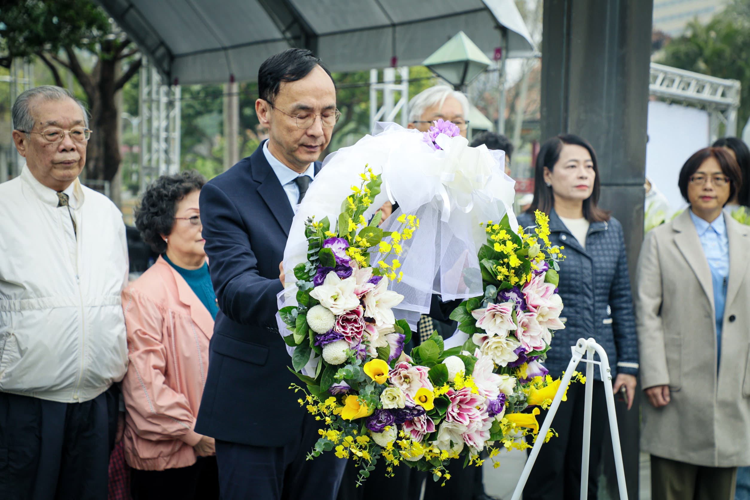 朱立倫率國民黨出席台北市228紀念公園的紀念活動，向紀念碑獻花致意。（國民黨提供）