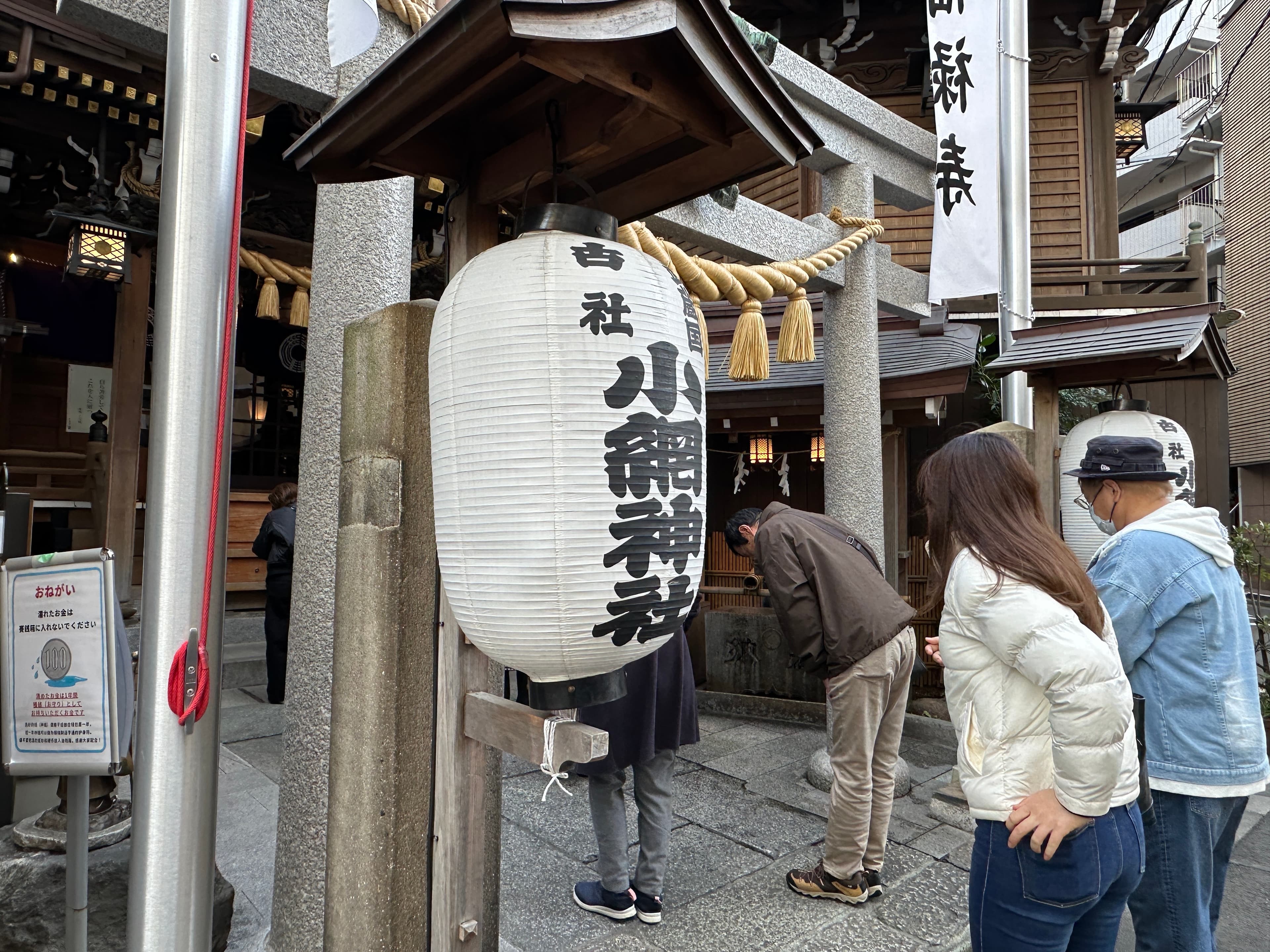參拜小網神社的民眾絡繹不絕，眾人依序排隊進入社內。（讀者提供）