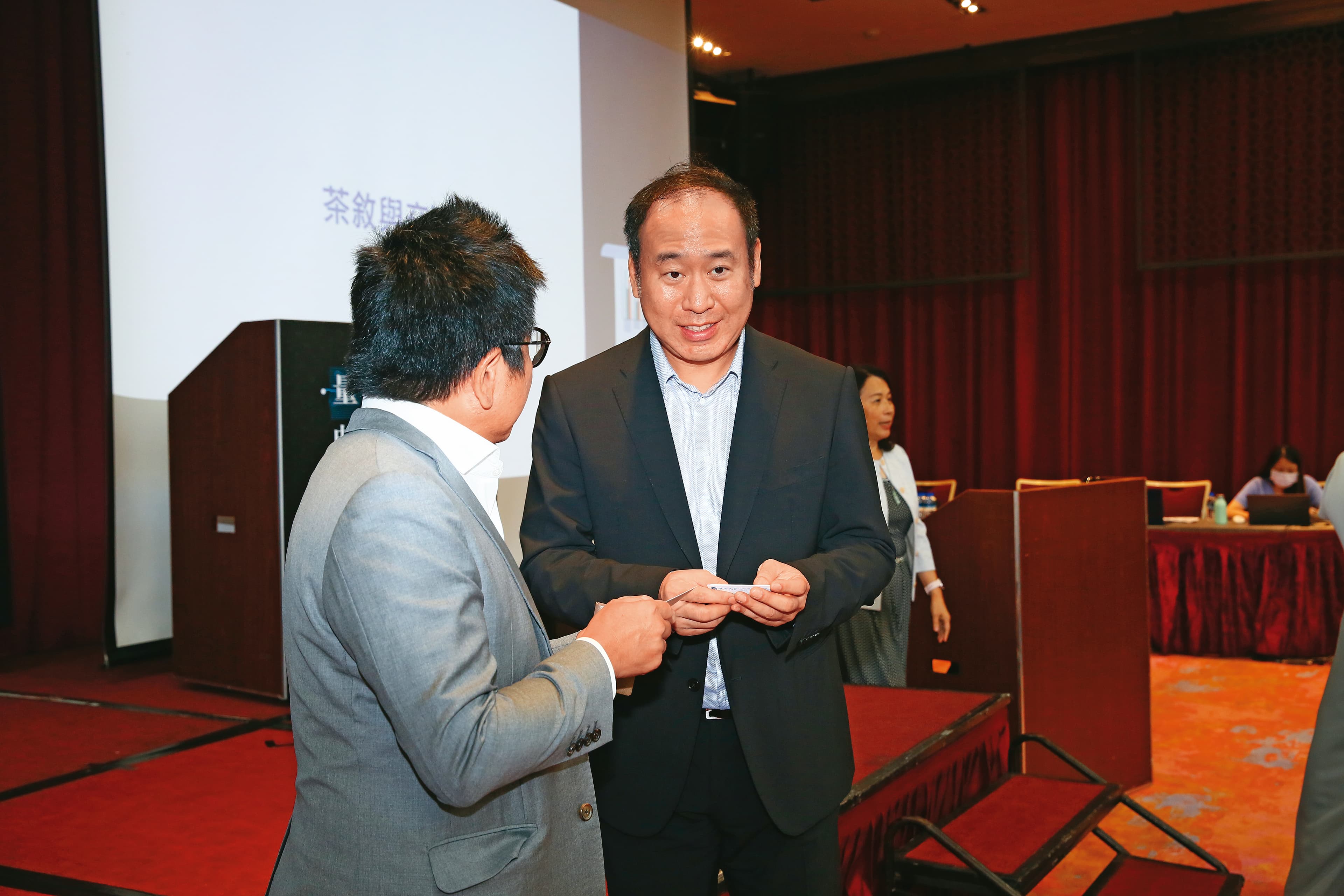 苗華斌（右）公開出席活動，他所屬的「神通集團」最新估計市值逾5,500多億元。