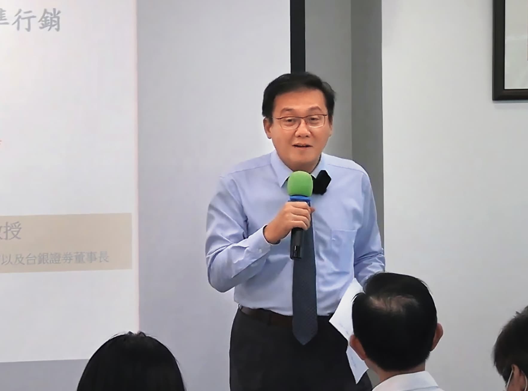 林靖曾任國營事業與金控證券董座，金融實戰經驗豐富，授課精彩，吸引不少學生聽課。（翻攝TIA 台灣勵志協會YT）
