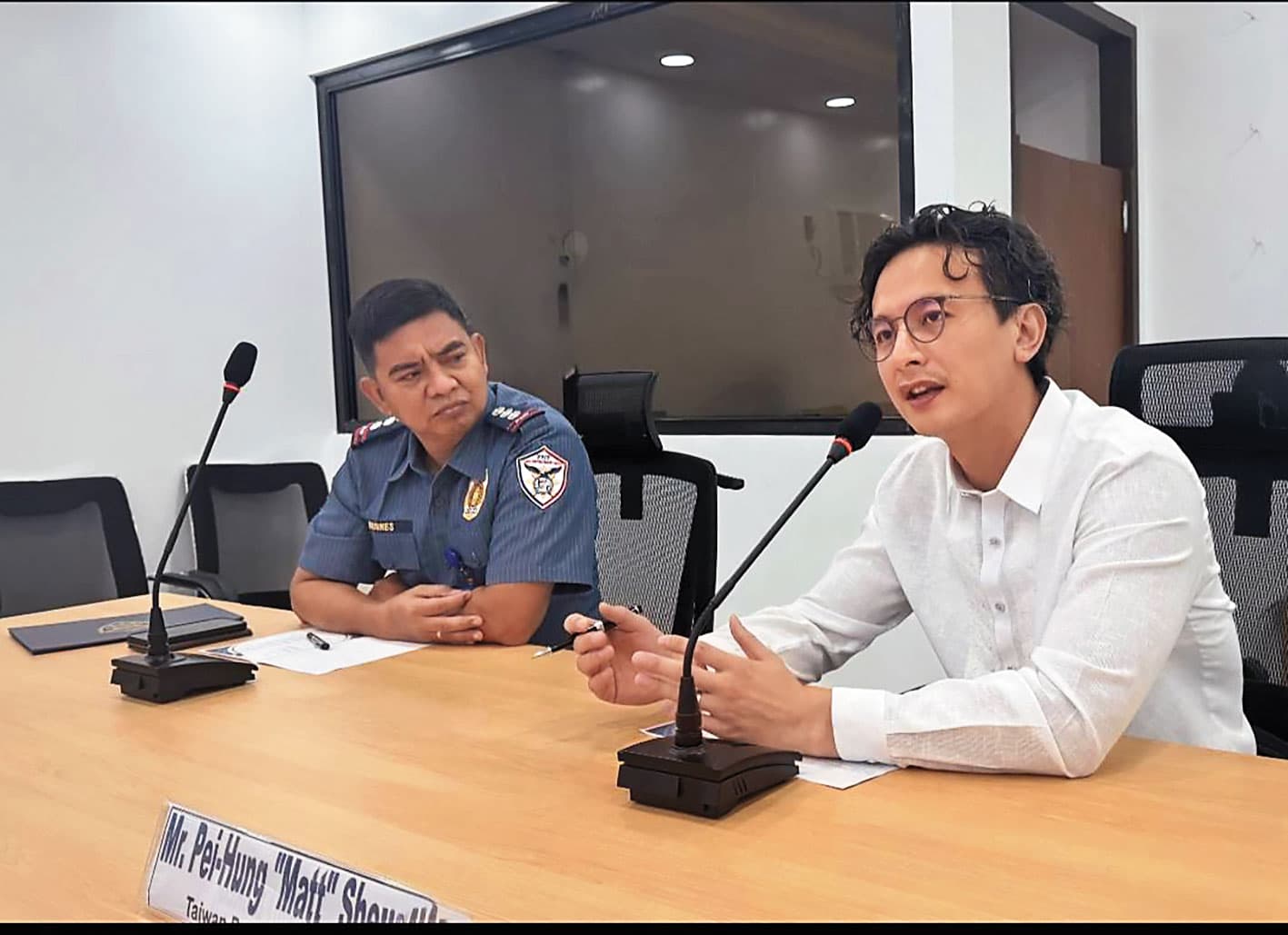 沈珮宏（右）前年赴任駐菲律賓聯絡官，一到當地就同時開始緝捕逃犯、查察人口販運及營救遭綁國人工作。（沈珮宏提供）