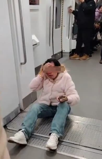 金髮女被大媽揍到頭破血流，癱坐在地。（翻攝微博）