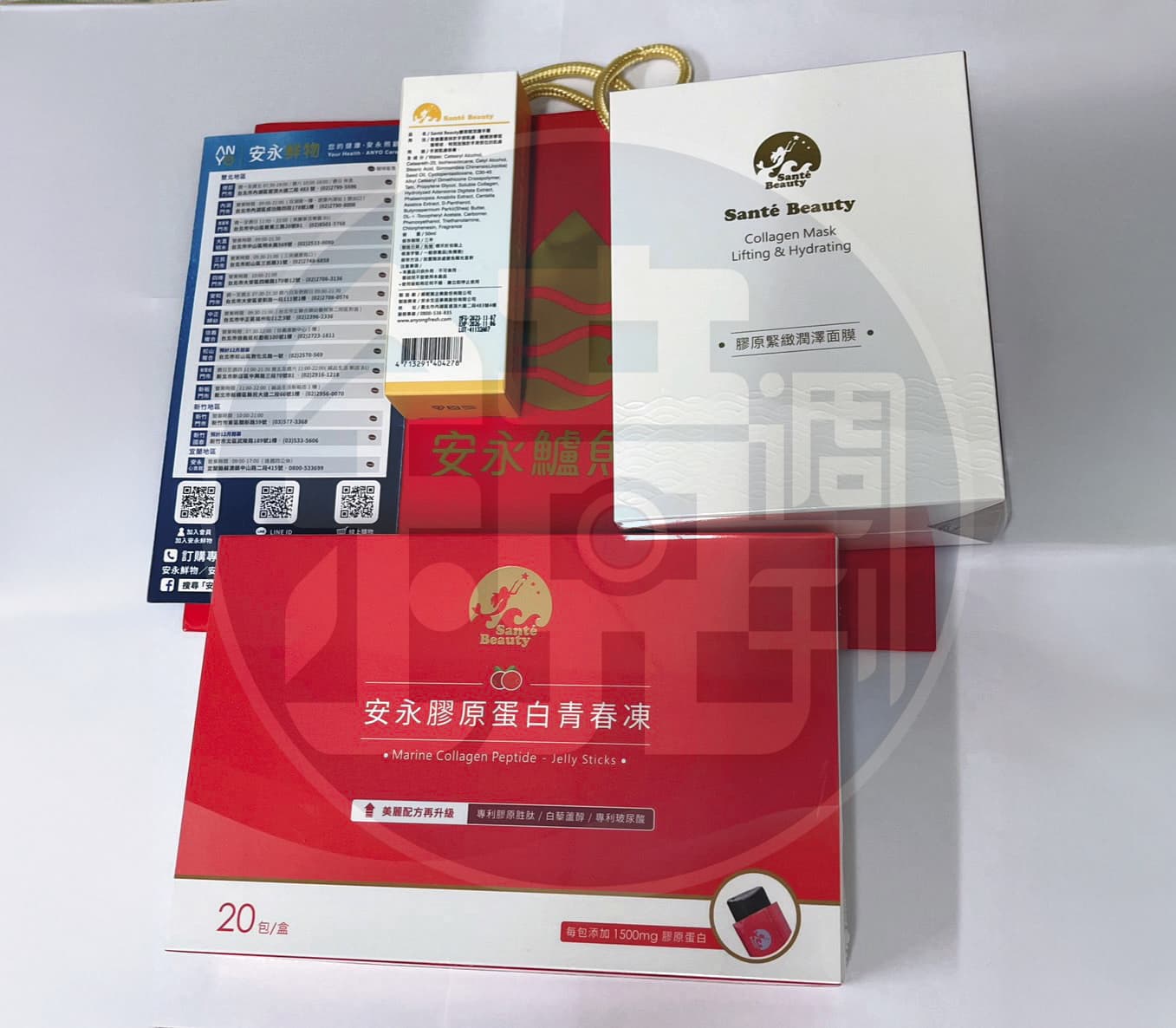 餐宴送的伴手禮袋內全是崇越旗下安永鮮物商品，每袋市價合計約2280元，整場餐宴光禮品花費逾10萬元。（讀者提供）