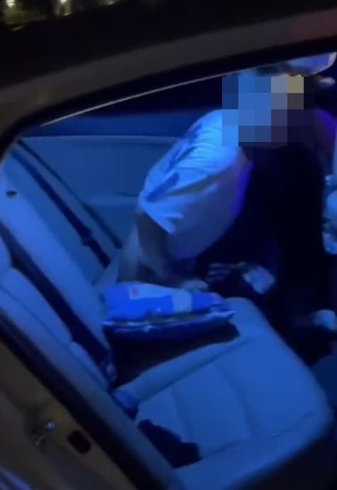 情夫被抓包車震偷情，趁亂趕緊穿上褲子。（翻攝微博）