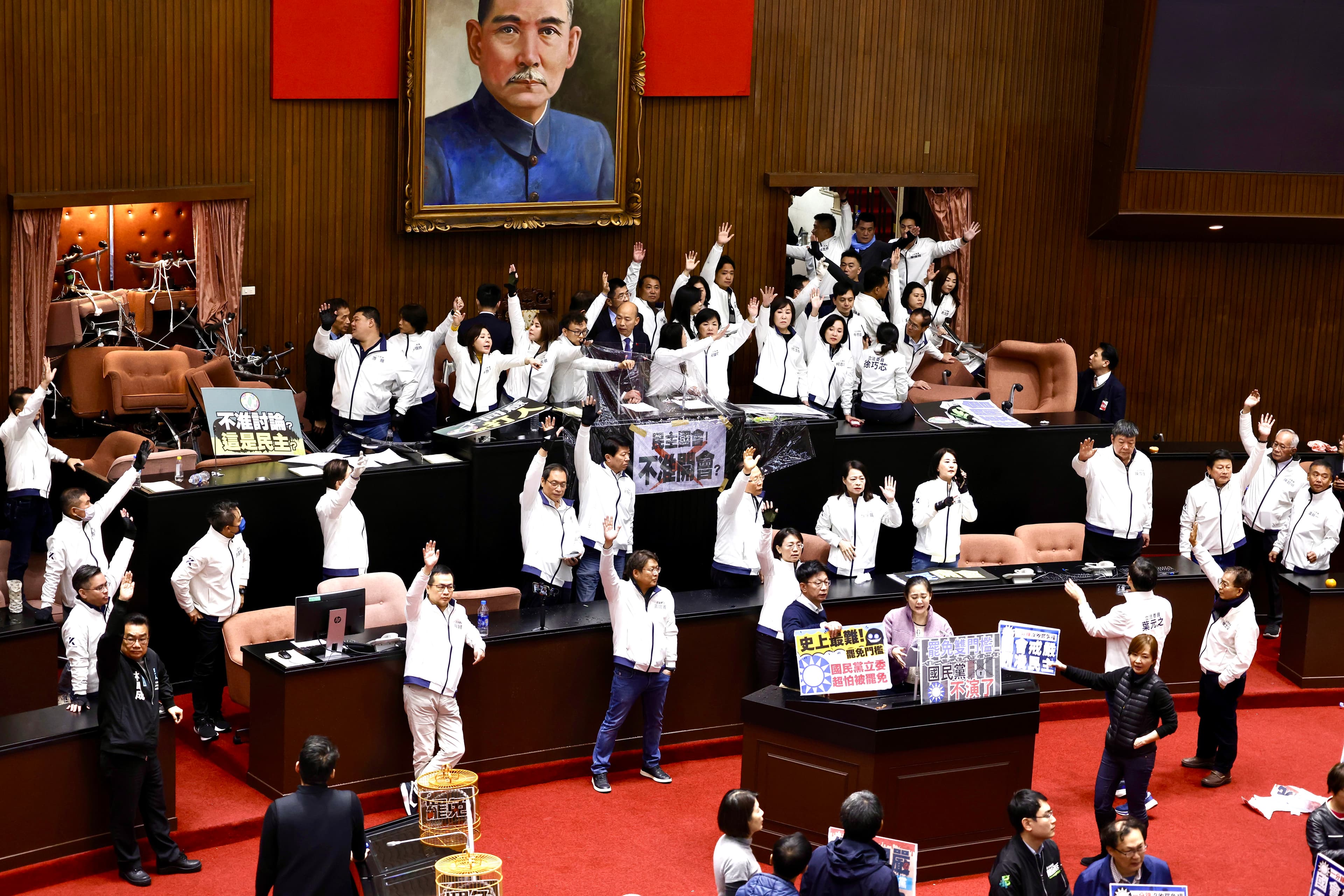 韓國瑜上台宣布開會，並改採舉手表決方式進行。