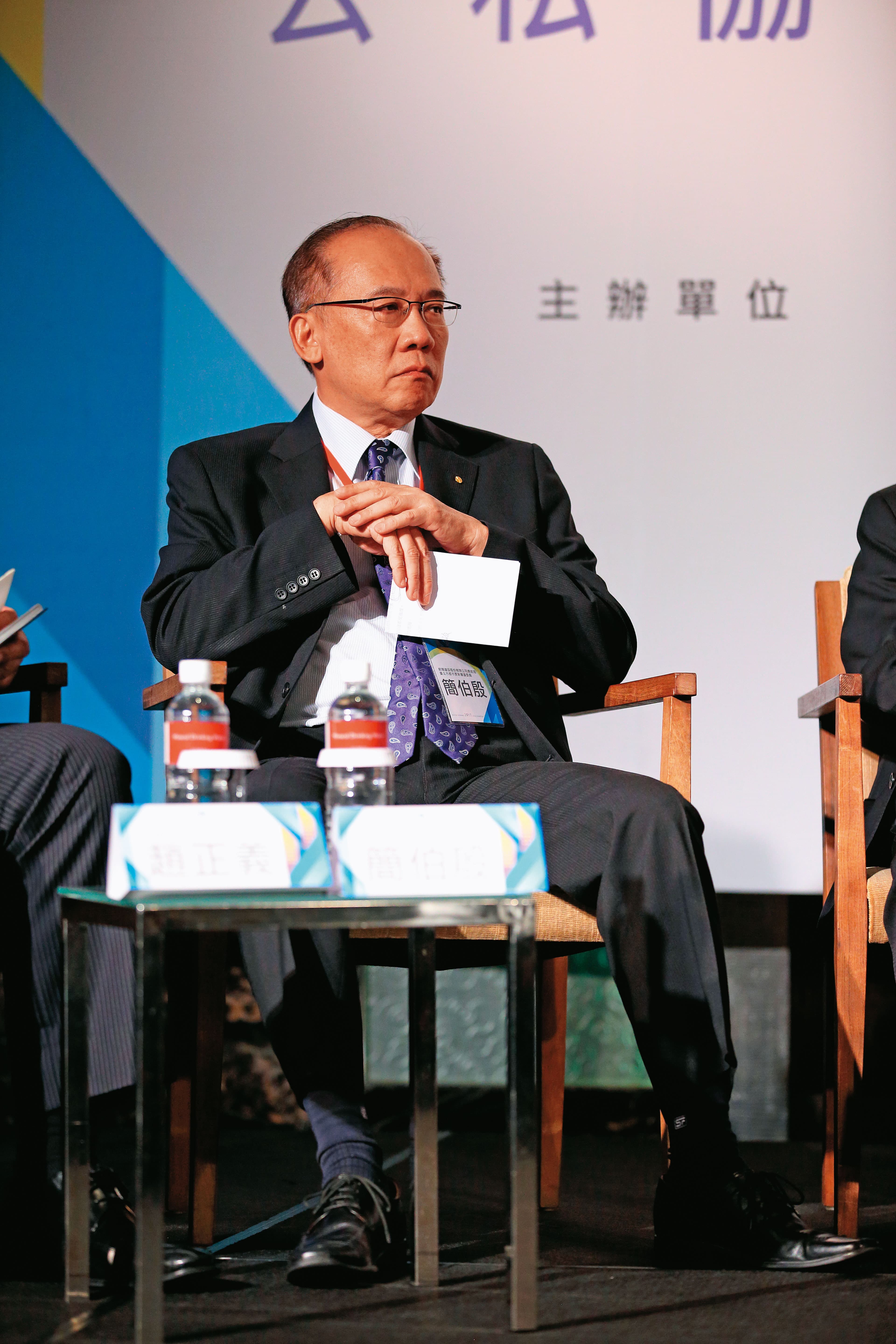 昇陽時任總經理簡伯殷（左圖）就是當年的都更審議委員之一，遭質疑未利益迴避。