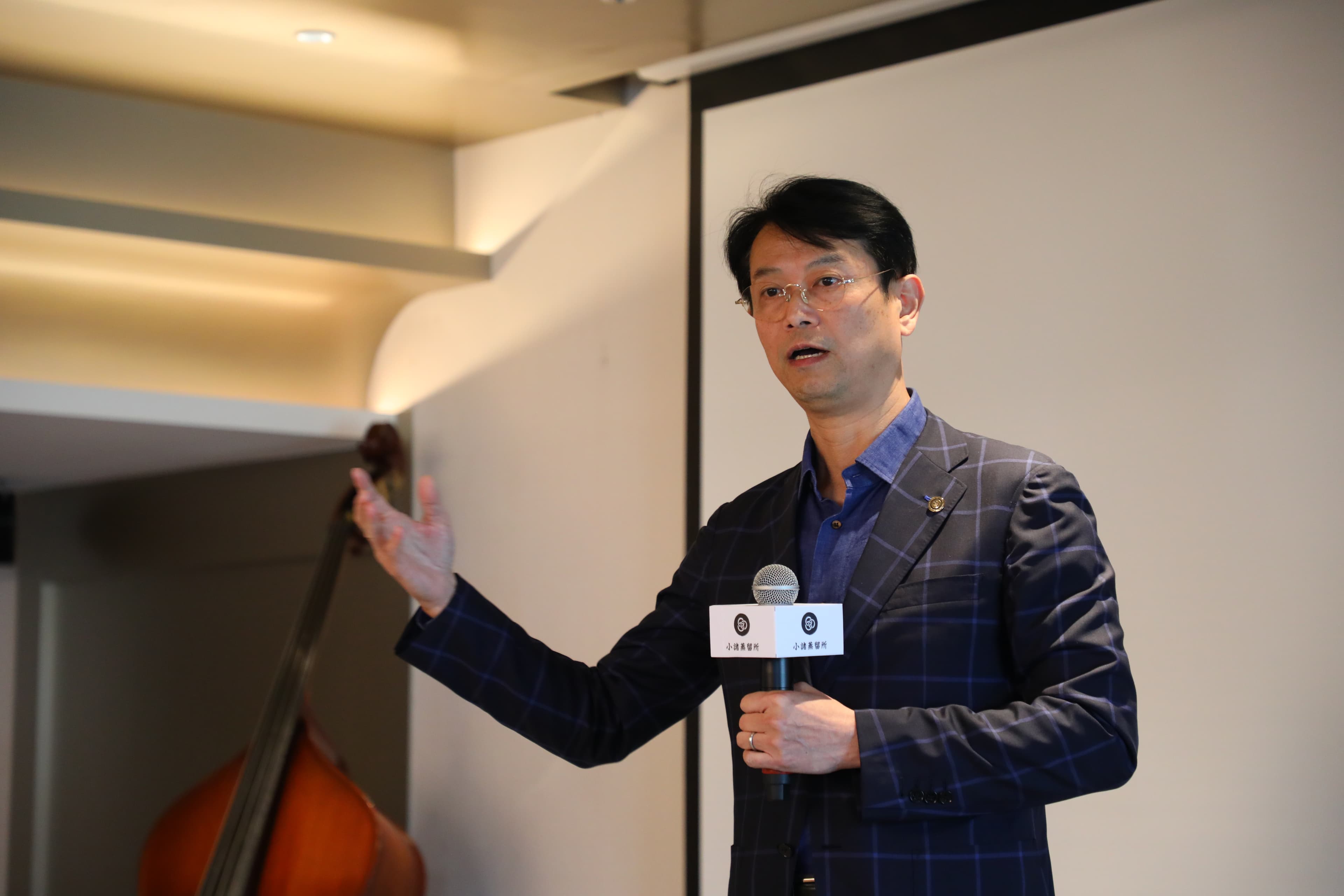 輕井澤蒸餾酒製造株式會社（Karuizawa Distiller Inc.,KDI）社長島岡高志專程來台北介紹小諸蒸餾所創立緣起，令人驚訝的是，他的中英文都十分流利。