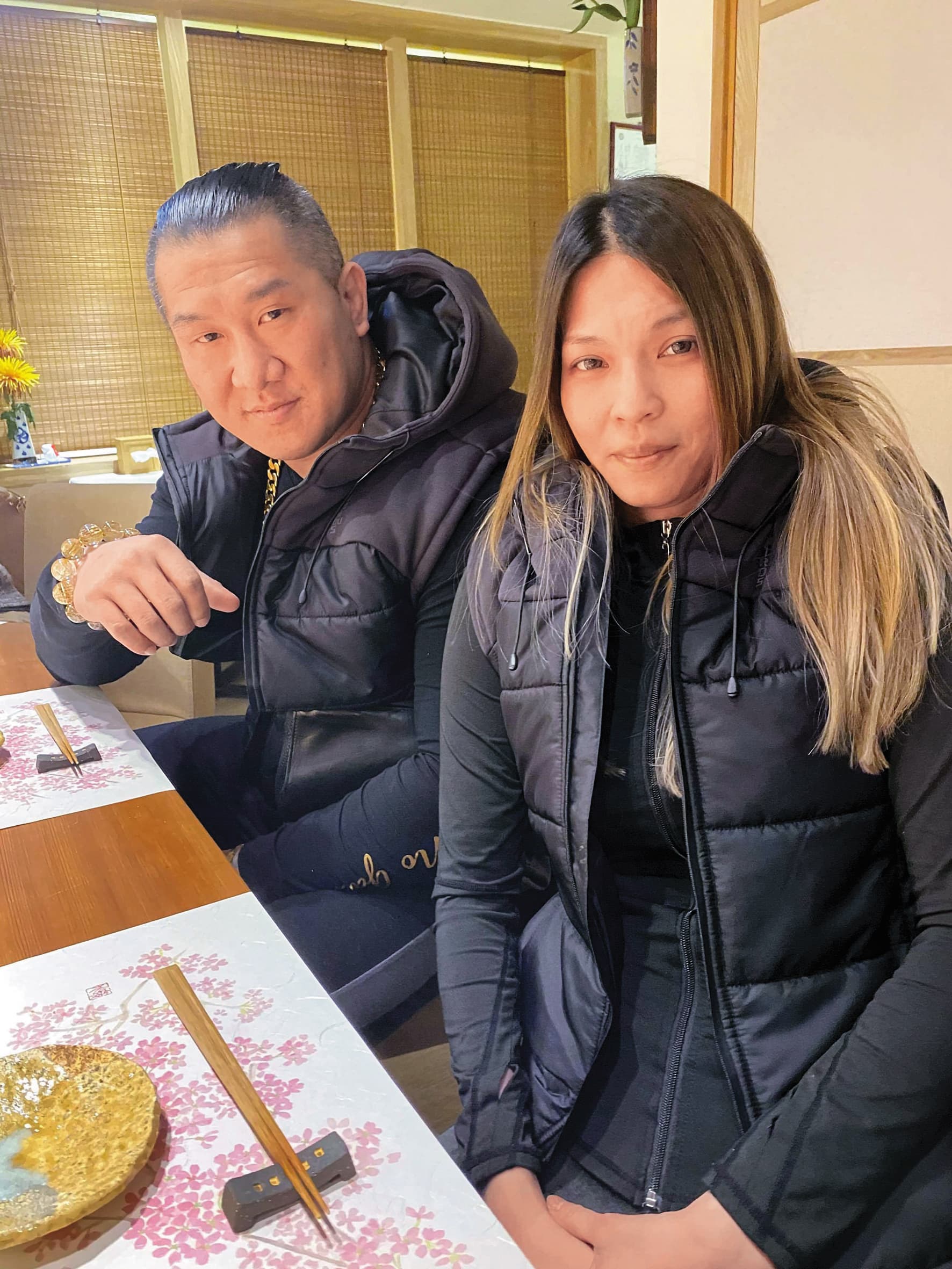 館長（左）被爆要小弟傳下體照給館嫂（右）看，引發爭議。（翻攝館長臉書）