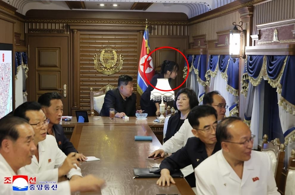 金正恩偕愛女金主愛訪問中國，官媒曝光金正恩返回北韓的畫面，均可見金主愛身影。（翻攝自朝中社官網）