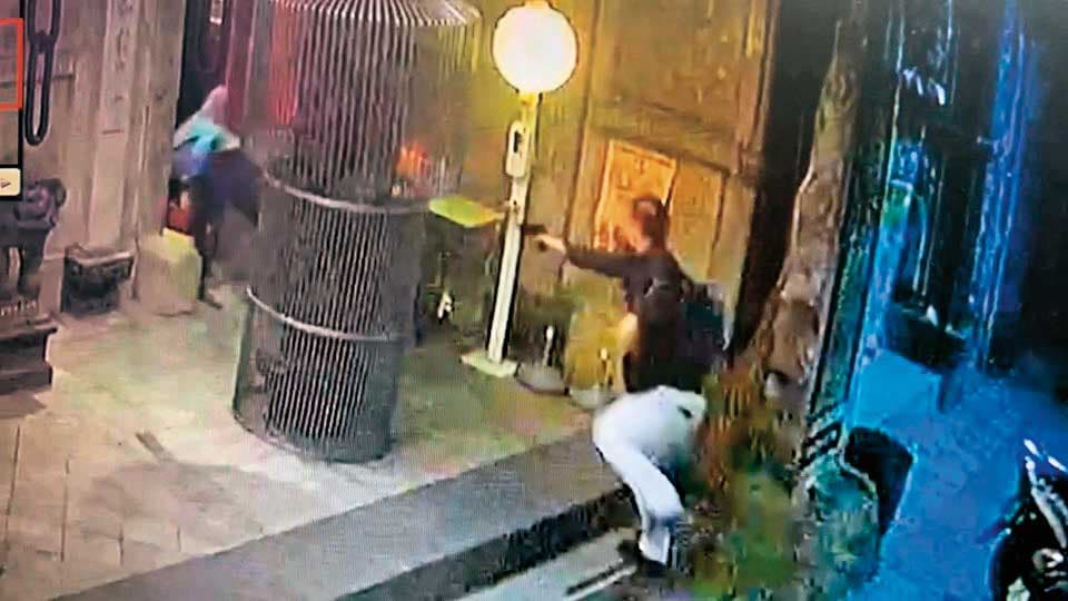 萬華在地幫派角頭為爭奪地盤，時常開槍、鬥毆。（翻攝畫面）