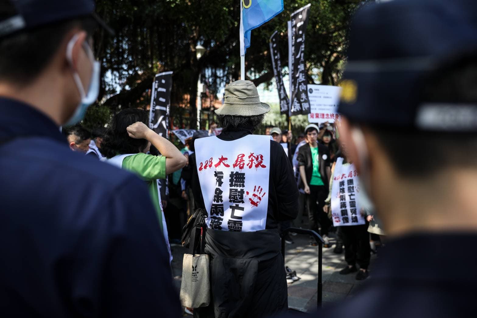 除了場外的混亂，場內民眾情緒也十分激動，看見馬英九、蔣萬安現身，家屬怒喊「加害者滾出去！」