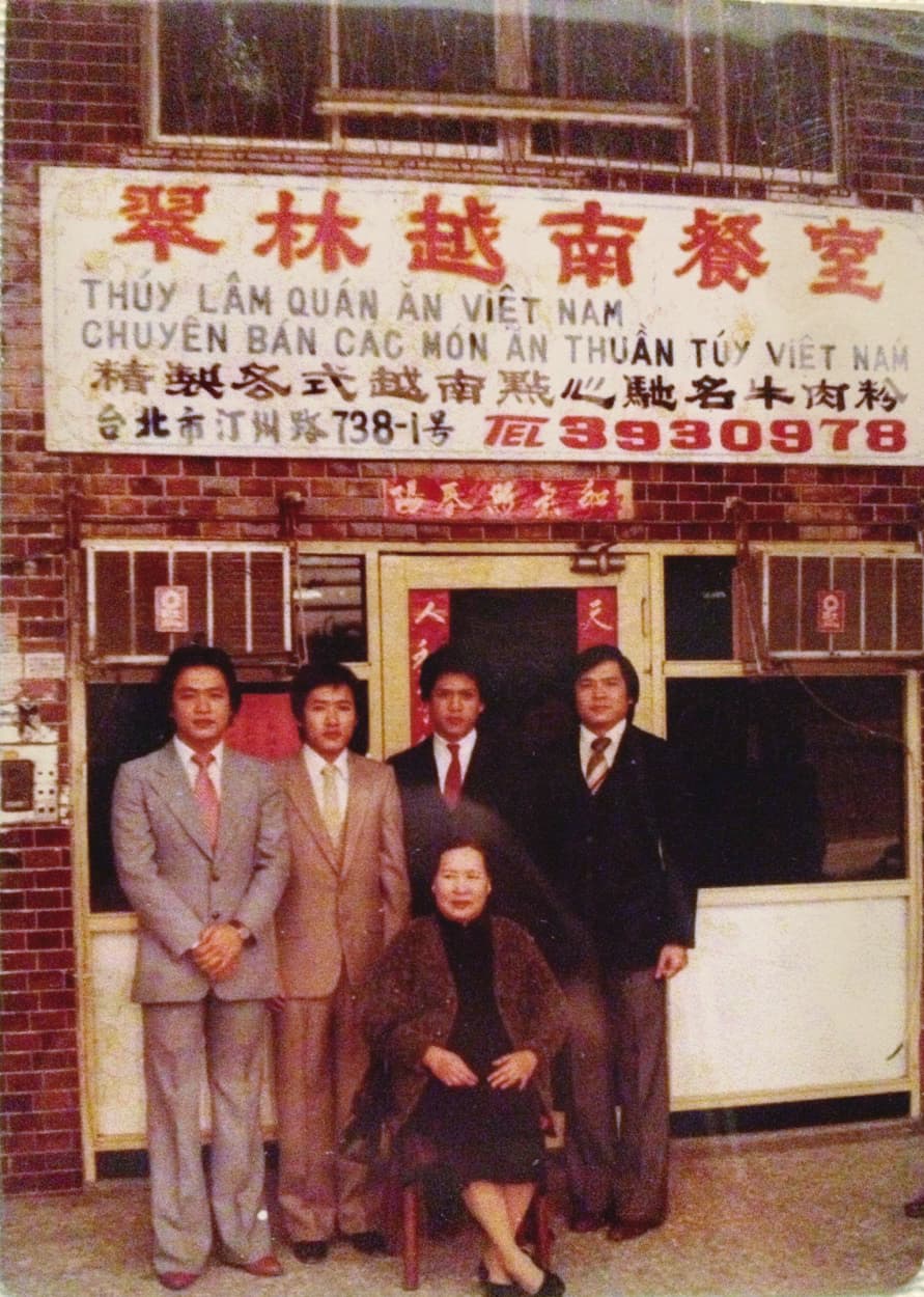 「翠字號」創辦人孫翠英和兒子們在老店門口合影。（林偉明提供）
