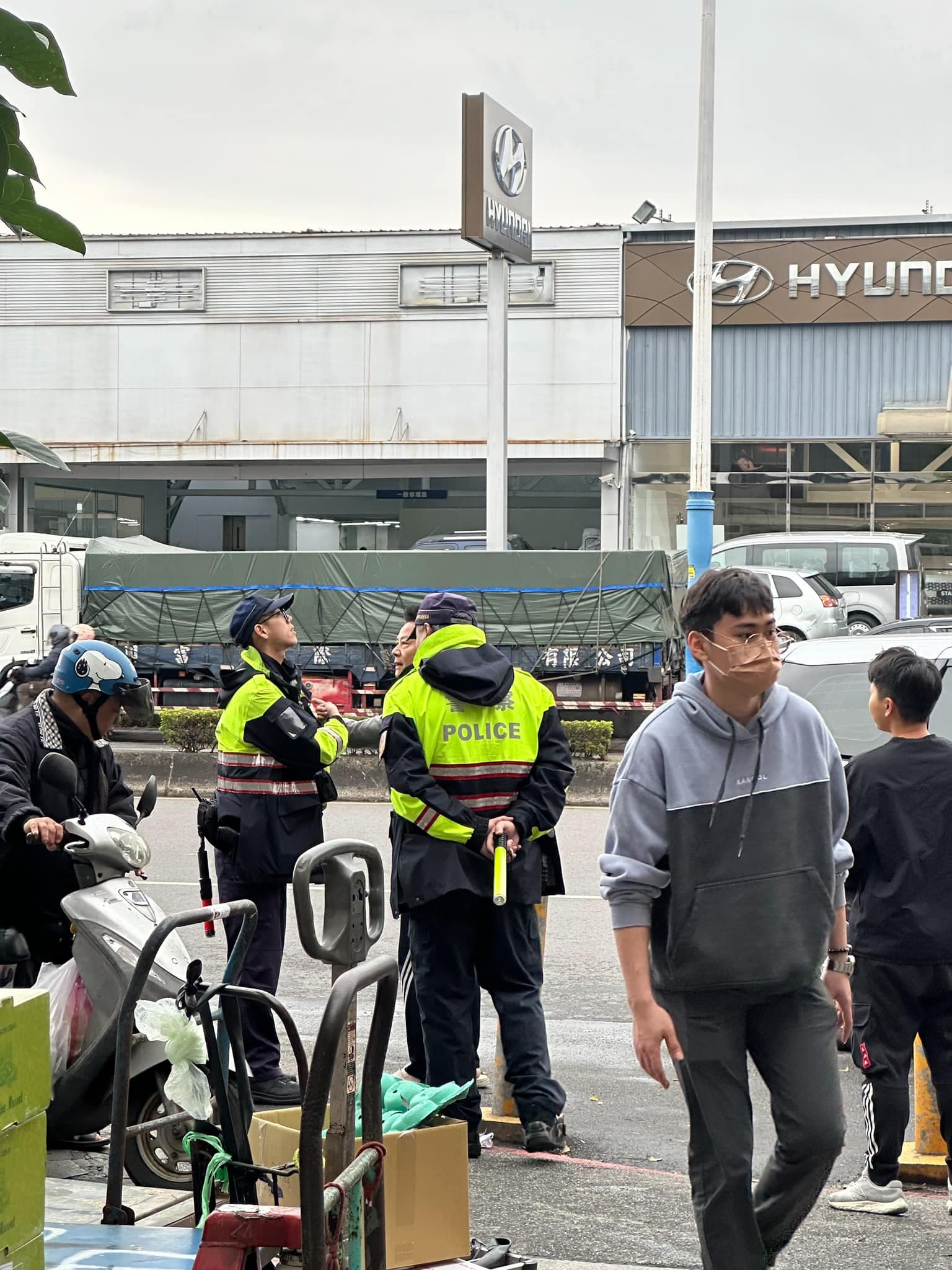 網友稱徐乃麟因違被開單,當街「暴氣與員警開戰」,但徐乃麟透過經紀人澄清,沒有發生衝突。(翻攝自臉書「爆料公社二社」)