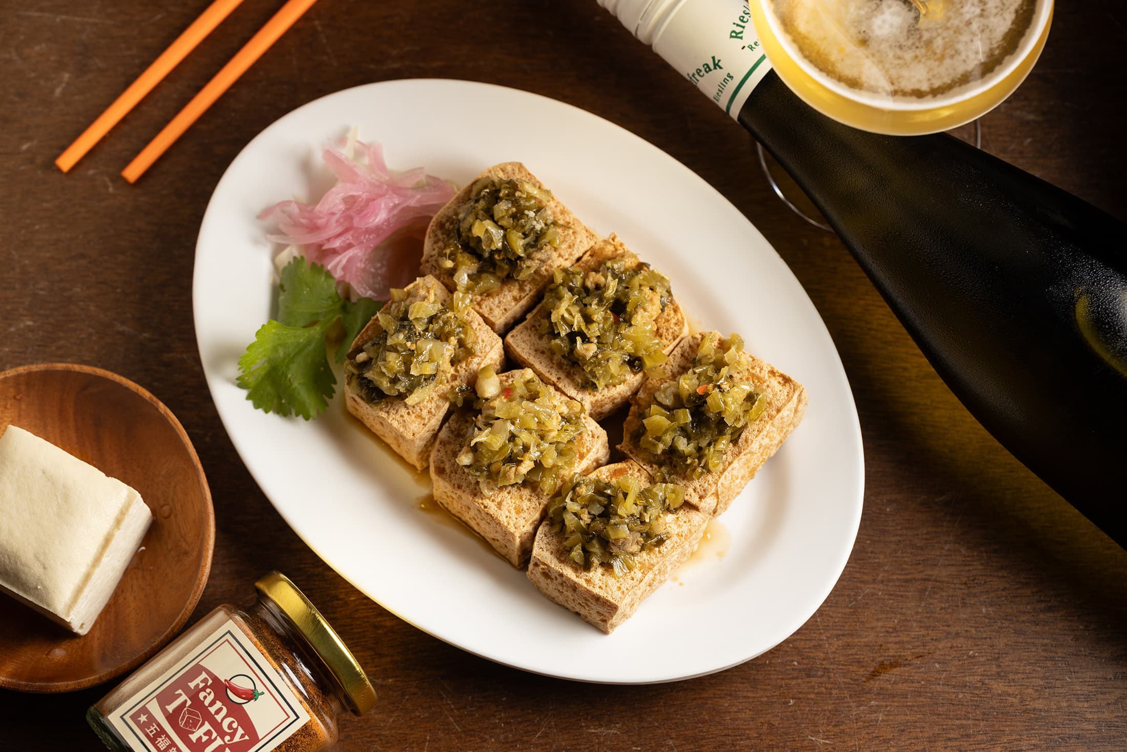 「客家酸菜炒豬絞肉」在酸菜裡加入新鮮檸檬與薑，清爽酸鹹的滋味，讓臭豆腐吃起來層次更細膩。（100元／份）
