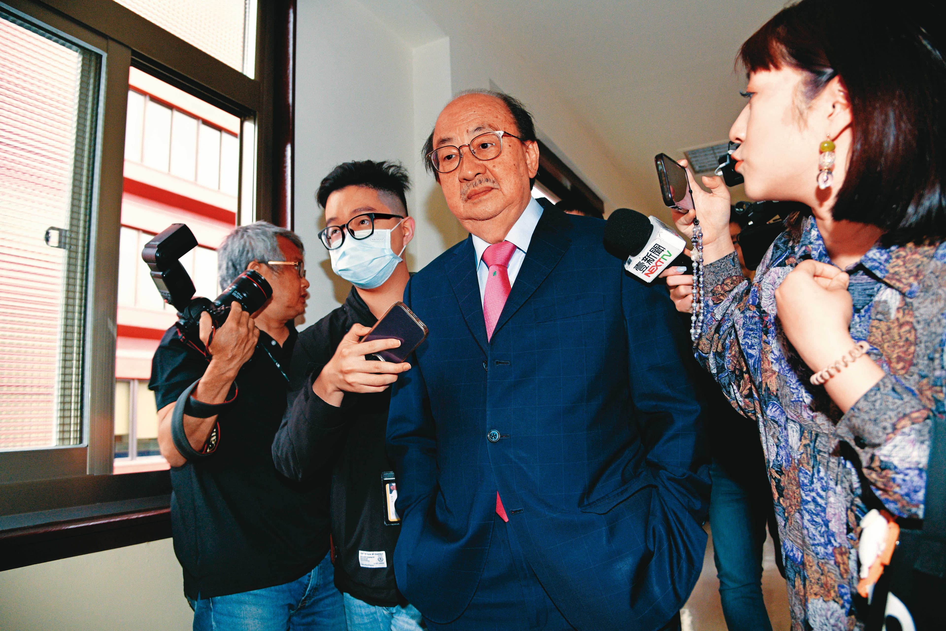 立委柯建銘（中）2004年曾針對〈319槍擊事件真相調查特別委員會條例〉，召集綠委聲請大法官解釋，解決爭議。