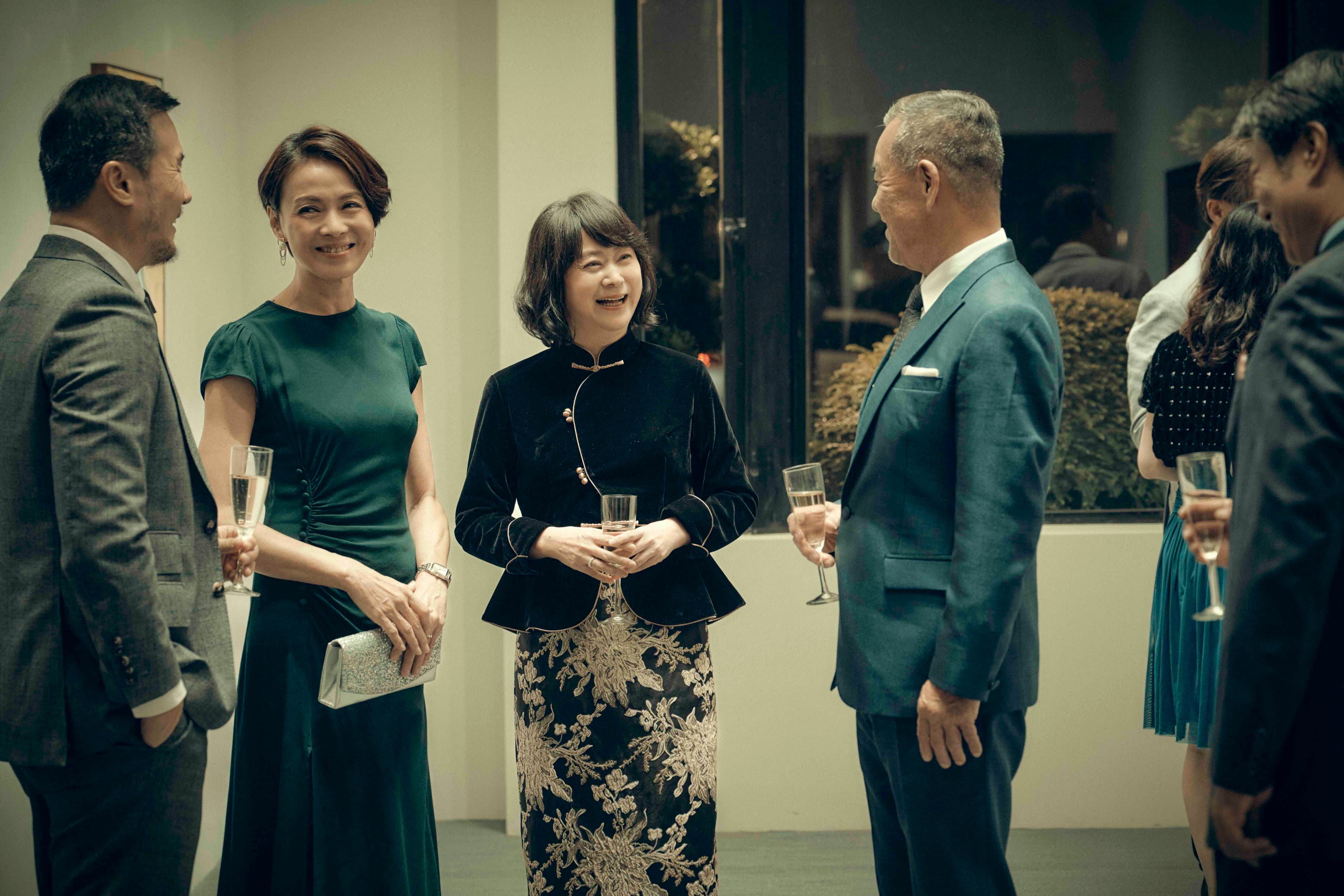 《死了一個娛樂女記者之後》真實感十足，揭開賣淫產業鏈真相。左起李銘忠、柯淑勤、王月。（鏡文學提供）