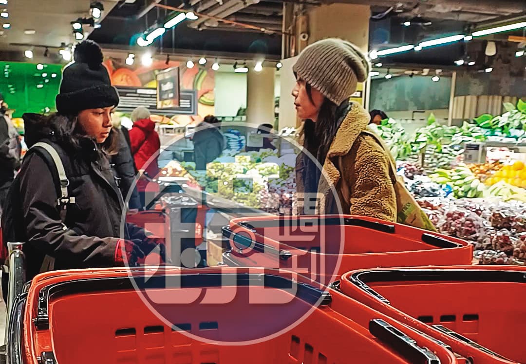 貴婦奈奈（右）進入超市，準備先拿提籃推車購物，旁人完全認不出來她是遭台灣通緝的網紅作家。