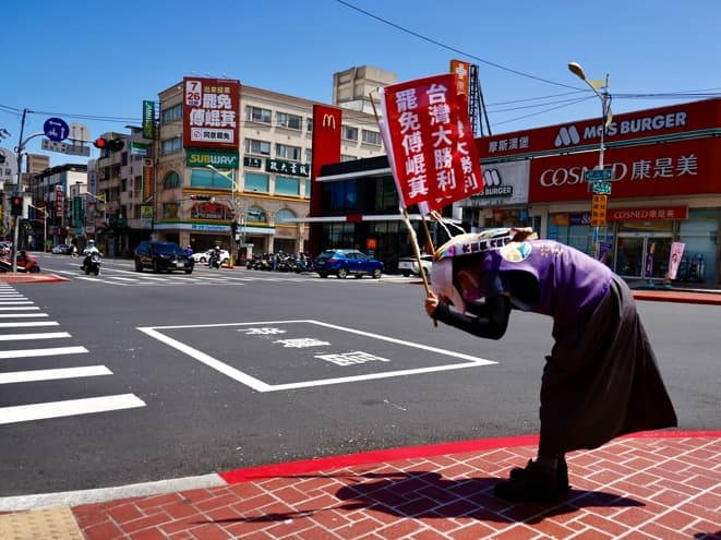 罷團志工90度鞠躬拜託「拔傅」。
