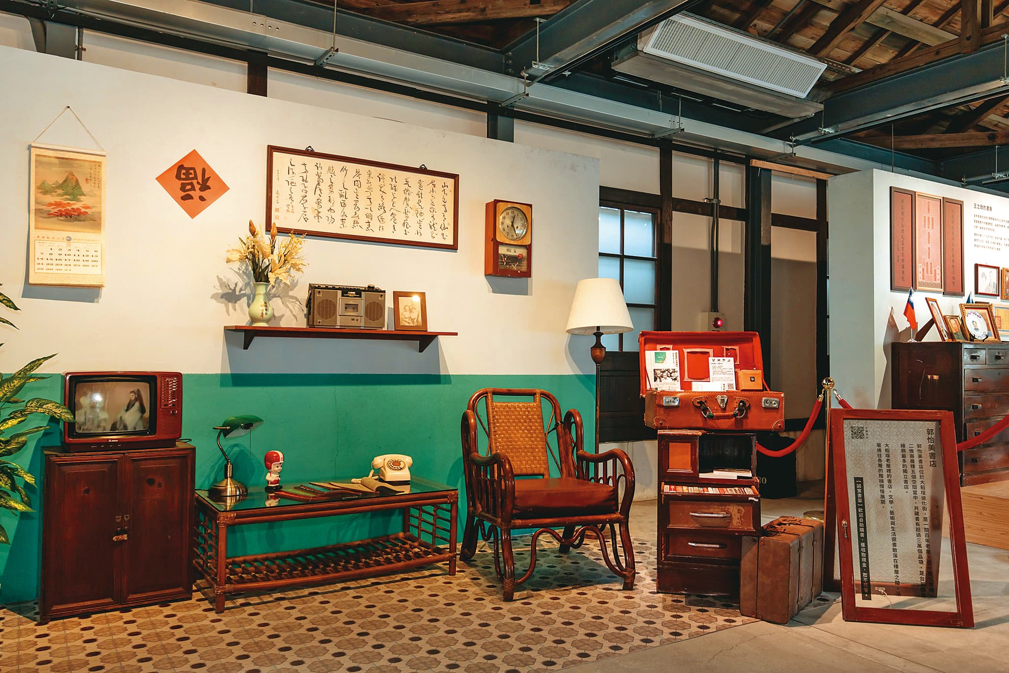 山峸參與北投中心新村「眷時空想Into Kindred Era's Atelier：時代書景實驗所」特展的空間設計與製作，現正展出中。（翻攝自山峸粉絲專頁╱鄭宇辰攝影）