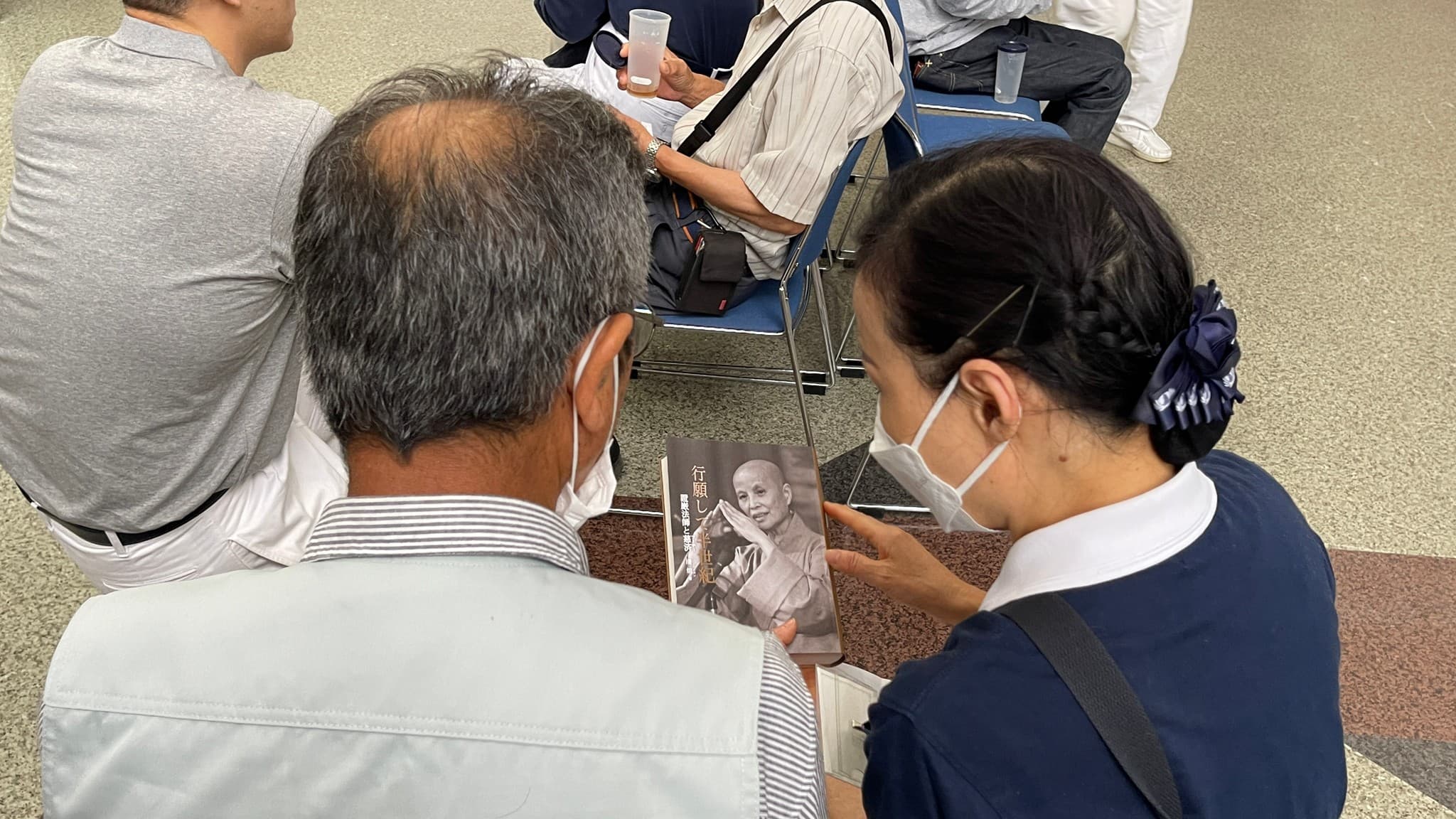  災民詢問慈濟運作機制。（慈濟基金會提供）