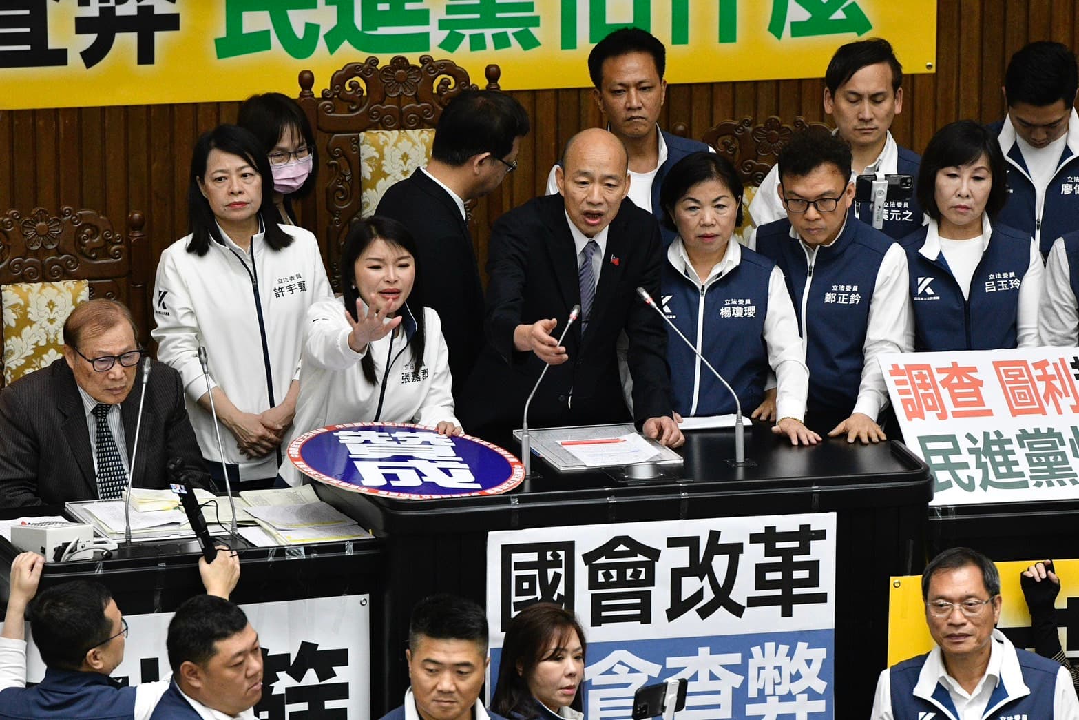 藍白以人數優勢,採舉手表決的方式通過法案。