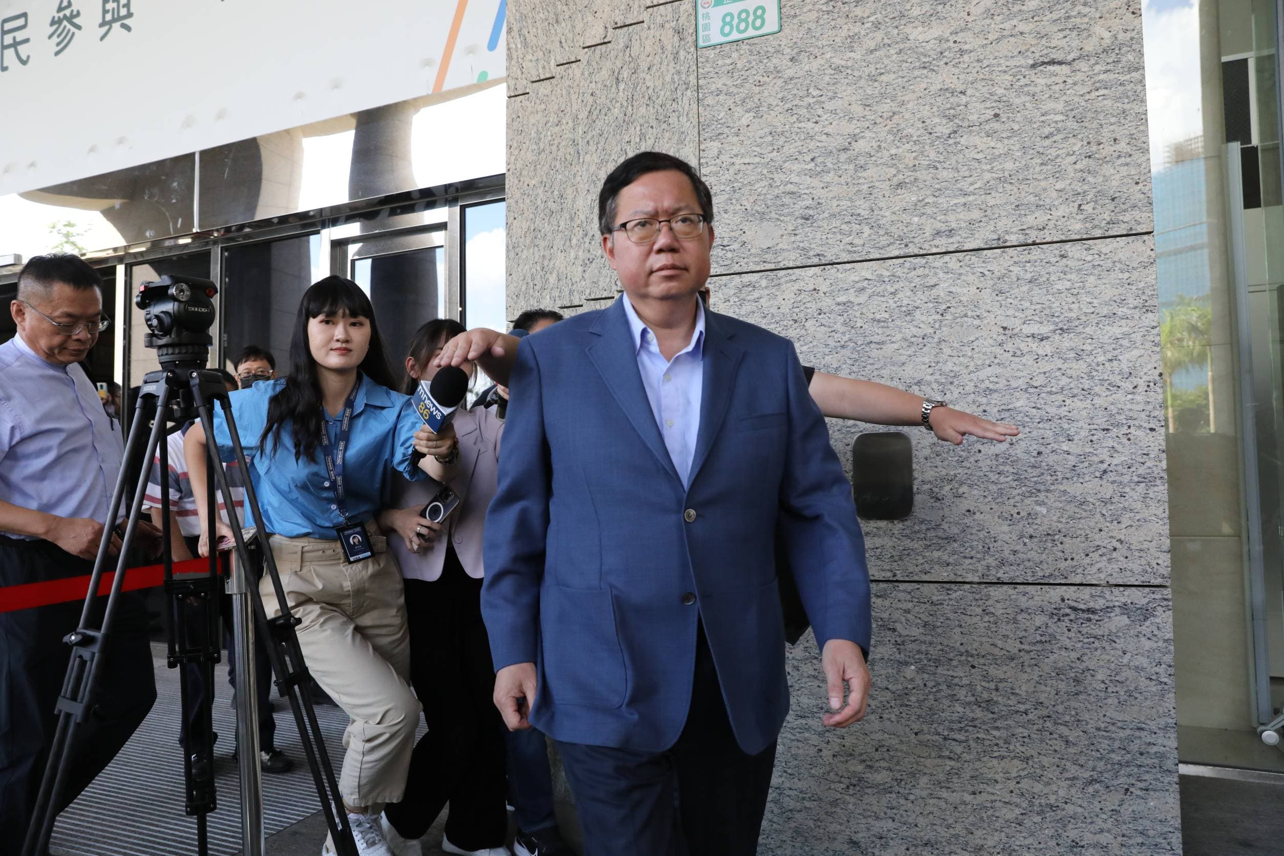鄭文燦下午羈押庭後維持具保離開法院。