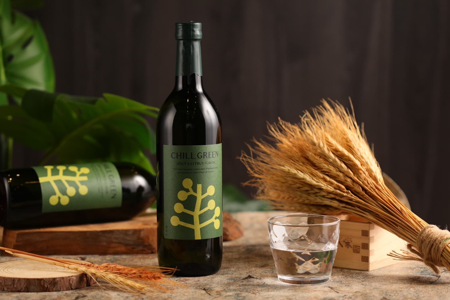和「DAIYAME 大伊雅美」同為濱田酒造出品的「CHILL GREEN」屬「植物系燒酎」，加入帶有柑橘和花椒辣味的台灣馬告。（990元／720ml）