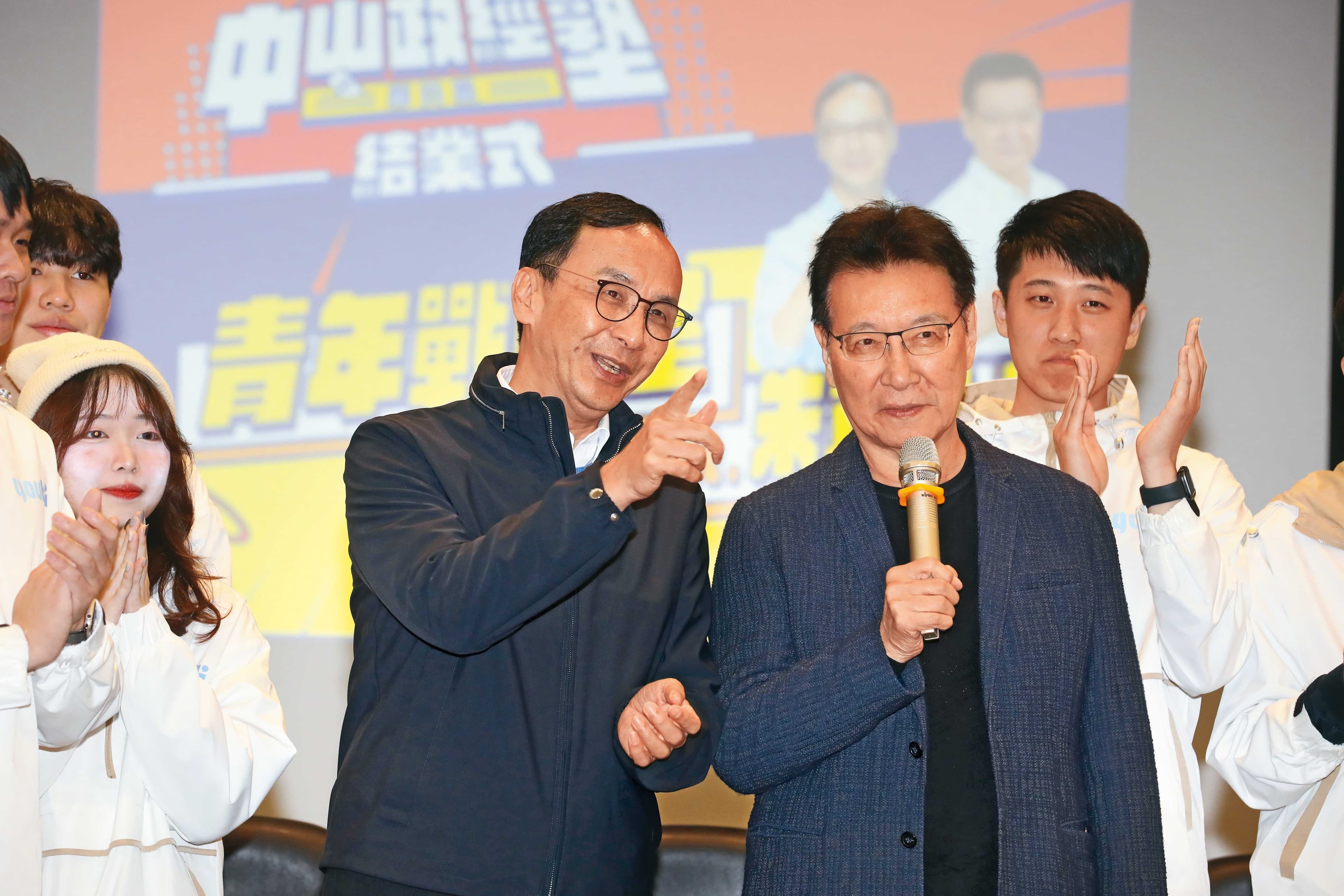 前國民黨主席朱立倫（左）、戰鬥藍領袖趙少康（右）主張的軍購預算額度，都明顯高於黨中央。